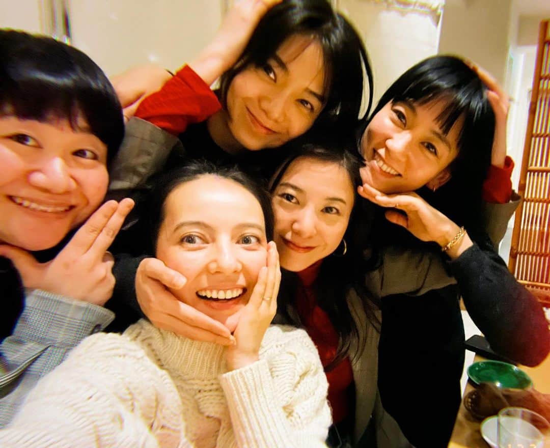 ベッキーのインスタグラム：「めっきり友だちと遊ぶ時間が減った。 でも、年末にこの5人で集まれて嬉しかった！ 5年前とおんなじ写真を撮ってみたよ🤣 どう？ いい感じに歳重ねてる？笑  3枚目の写真はメイキングです。 助手さんが5年前の写真見せてくれて、それ観ながらやった🌈」