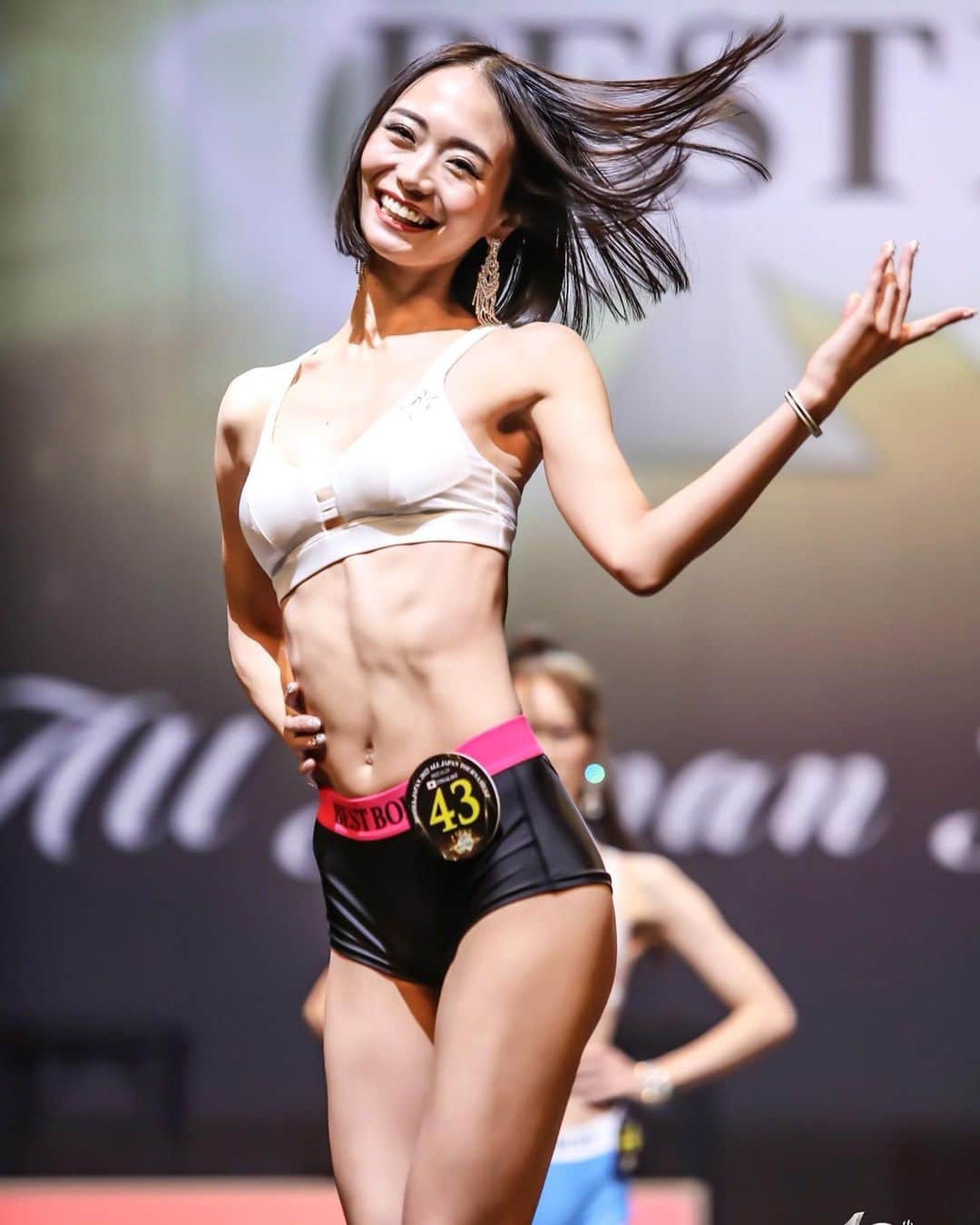 緑川静香のインスタグラム：「2022年も残りあとわずかになりました✨ ⁡ 皆さんはどんな一年でしたか？？😌 今年もボディメイクに励んだ一年だった💪笑 ⁡ 個人的には6年越しの日本酒プロジェクト『ノンデミ』が発表できた事が一番のトピックかなぁ🥹🍶 2023年本格始動ですっ！！！ まだの方はストーリーハイライトでリンク飛んでみてね❣️ ⁡ そしてもう一つ、ファンの皆様に逢える機会が作れた事かなぁ、、、SNS上でしかお逢いした事なかった方々に実際逢えて感動だった🥹❤️ また誕生日イベントもやりたいなぁ😊 ⁡ 来年は『それって⁉︎実際どうなの課』も5年目に突入するし、緑川静香さらに突っ走っていきます🥰 ⁡ たくさんのご縁を頂いた2022年。 2023年はたくさん恩返しできるようにさらに精進していきます✨ ⁡ 引き続き応援よろしくお願い致します❤️ ⁡ 2022年ありがとうございましーたん🙇‍♀️  それでは、良いお年を☺️  #bestbodyjapan #bodymake  #ベストボディジャパン  #楽しそうな躍動感ある公式写真がありましたのでこちらで今年の投稿を締めたいと思います。笑 #チャイと帰省中 #2022年ありがとう」