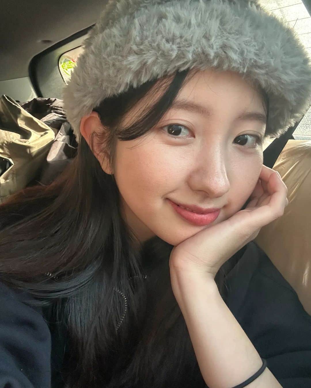 キム・ジミンのインスタグラム：「어느덧 올해의 마지막이 왔네요. 올 한 해 정말 고생 많으셨습니다.🙏 내년에는 더욱 더 좋은 일들로만 가득하시길 바랄게요.🥰  감사하고 사랑합니다!🩵 ✨️Happy new year 2023✨️」