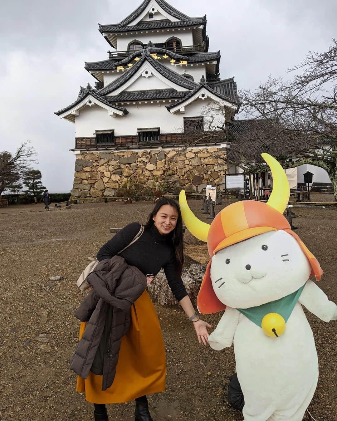 平岡亜紀のインスタグラム：「今年メインで動いていた作品を並べてみたら、なかなか凄い数になっていた。 今年も沢山作品に携われて幸せでした🥺❣️✨ 皆様、大変お世話になりました。 来年もどうぞ宜しくお願い致します！ 良いお年をお迎えください🎍 先日のひこにゃんとのツーショットを。笑  2022年   3月 　主演『お揃いのコーヒーカップを。』  4月　 主演『上島組作品』撮影  5月 　監督『最後の日』（完成まじか）撮影  7月 　共同監督『見られて(る)た』ゆうばり選出  8月 　監督『回岐』撮影（ニコ生配信） 　　　監督『父さん』上映  9月 　主演『私を判ってくれない』公開 12月　監督『旋回するバンク』撮影  監督作と主演作だけでこんなに！！！  『私を判ってくれない』をのぞいては全て短編だけれど沢山の作品に沢山関われて幸せでした！ 短編の脚本と企画書を3つ、それからサウナ映画の長編脚本も執筆。アウトプットしまくりの一年でした！  来年もぐいぐい行くぞー！ 皆よろしくです🔥  #ひこにゃん　#滋賀県　#招福楼　#招福楼吉祥軒」