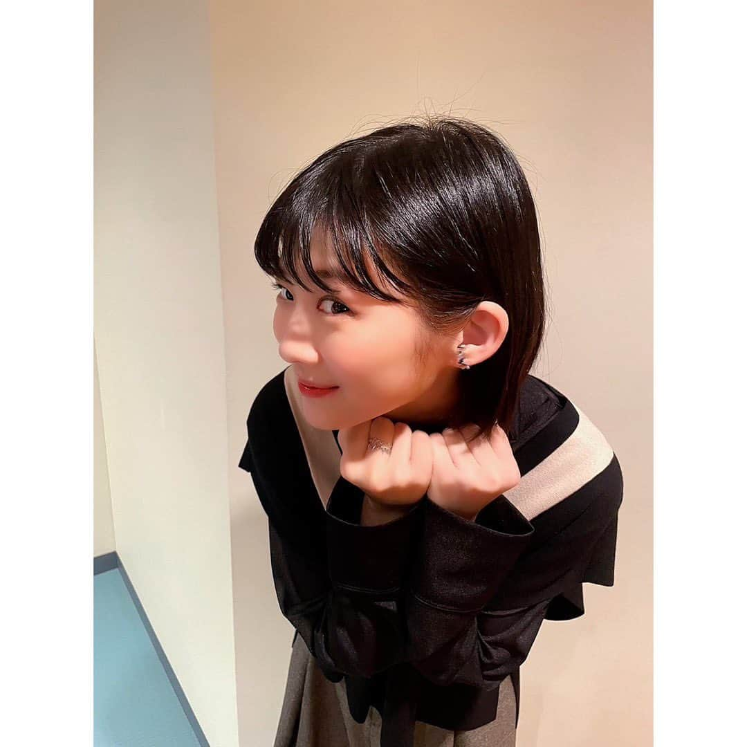 伊藤沙莉さんのインスタグラム写真 - (伊藤沙莉Instagram)「今年最後の衣装紹介🥰  1.2枚目  トップス スカート @divikanet サンダル @jimmychoo イヤリング リング @e.m.__official  3.4枚目  シースルートップス パンツ @JACK_JOAT @gibouleeg ベスト @lephil_official  イヤーカフ リング　 @JACK_JOAT @justindavis_jewels ブーツ @JACK_JOAT @SOLSANASHOES  今年もたくさんの可愛いお衣装、 そしてメイクスタイリング ありがとうございました😚❤️‍🔥🎍」12月31日 13時47分 - itosairi