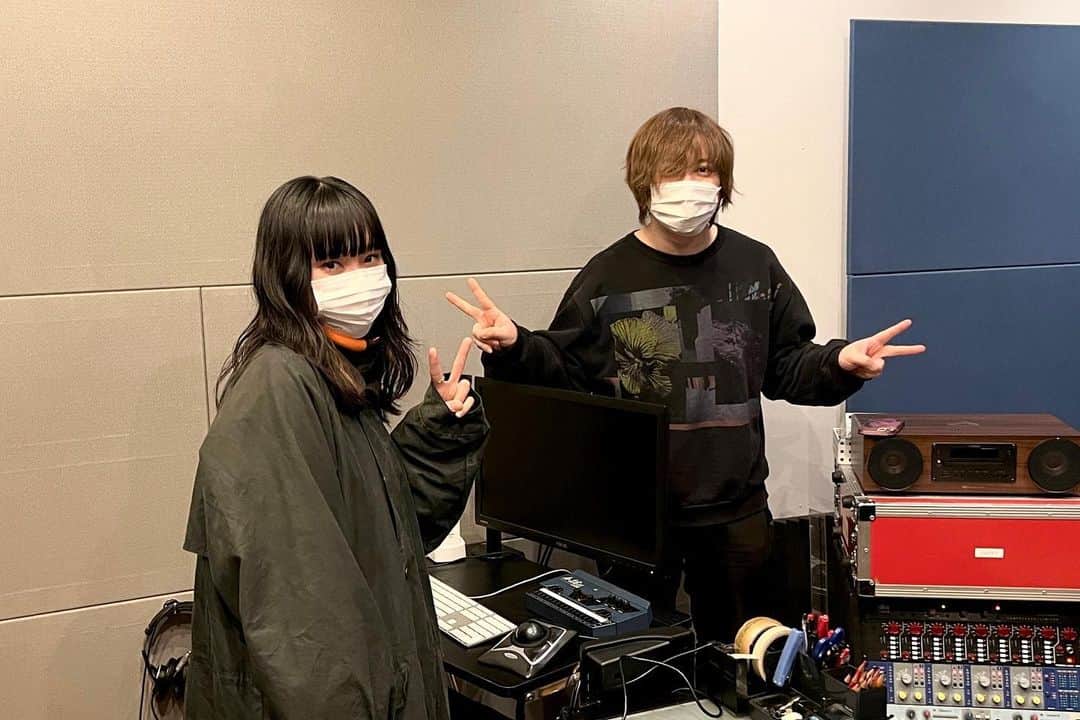 のインスタグラム：「2022年は、視野を広げることができた一年でした！  洋楽SSWのようなBed room recording サウンドを意識してみたり、TikTokを頑張ってみたり、趣味の映画鑑賞をイラストやレビューにしてみたり、、、  一番変化があったのは、楽曲制作への取り組み方だと思います。 今までは「あ、今ならできる！！」という直感を信じて作っていましたが、この一年間はじっくり考え、曲の柔軟性を意識しながら作れるようになりました。  そして、たくさんの出会いに感謝！ 今年も素敵な方達と出会うことができました。  2023年は露出を増やして、よりたくさんの方に知ってもらう機会を作りたいです。  幸あれ！！」
