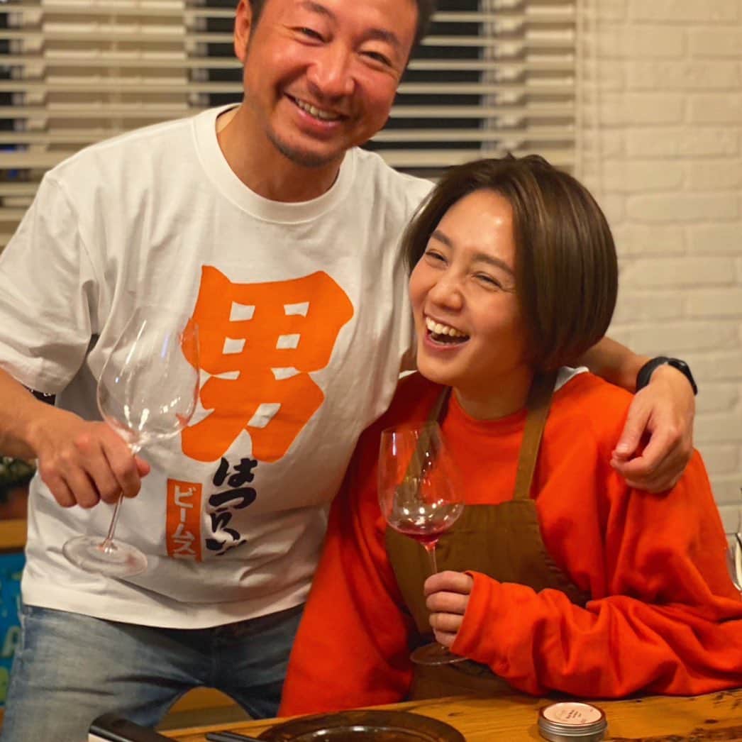 和田明日香のインスタグラム：「作って食べて飲んで2022締めくくり〜！男はつらいだろうし女もつらいけど、それでもいっしょに笑うんだぜ。笑ってようぜ。というわけで？、今年もおつかれさまでした！今年わたしは身長が伸びました！来年もいろいろ伸ばしてこうと思います！みなさま素敵な年越しを❤️」