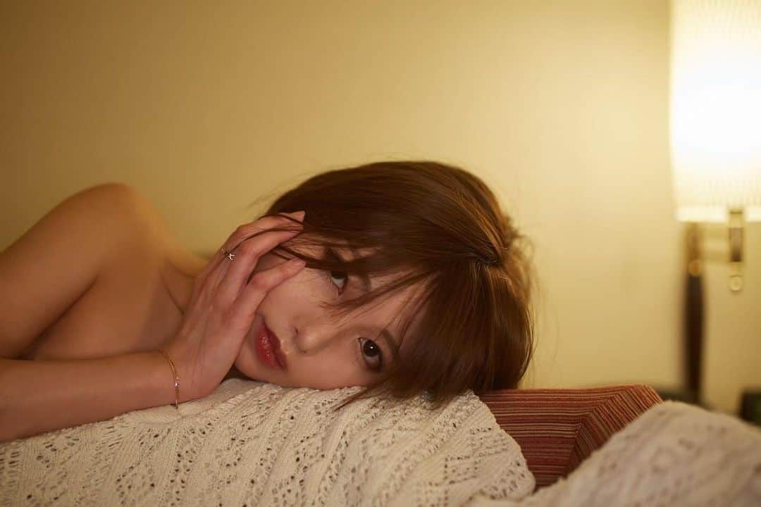 西谷麻糸呂のインスタグラム：「今年も皆様大変お世話になりました🫶  年末に体調崩してどうなることかと思いましたが(笑)無事復活🙇‍♀️  今年は写真展を開催したり、新しいお仕事にチャレンジさせて頂いた一年でした☺︎  これもひとえにいつも応援下さる皆様のお陰です。  本当にありがとうございます♡  年明けにはお知らせもあり、 来年はもっと楽しんで頂けるように頑張ります💪  一年の疲れをゆっくり癒して 良いお年をお迎えください🎍」