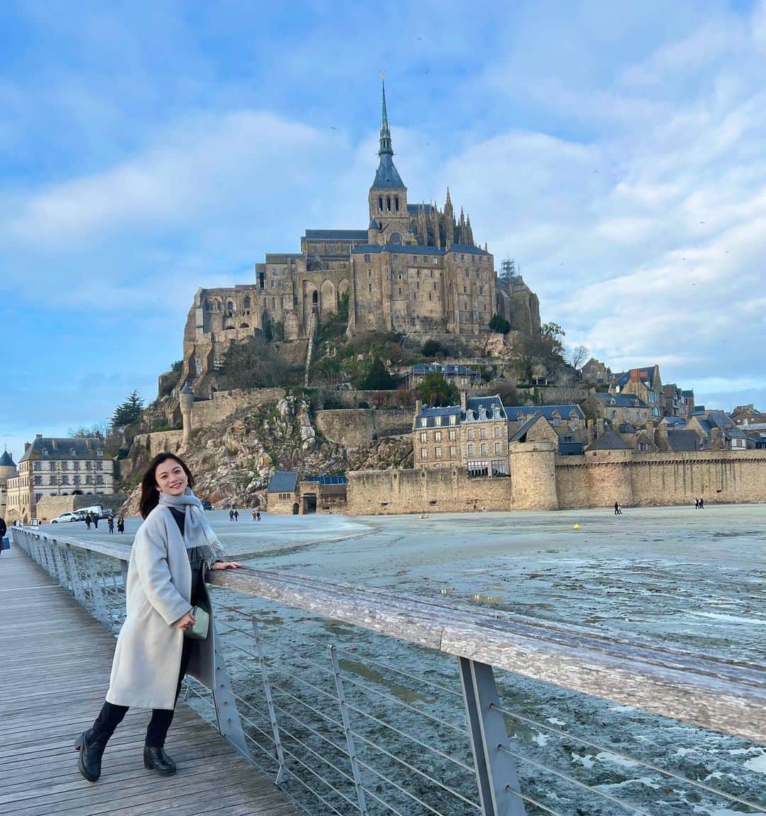 上田彩瑛のインスタグラム：「Mont Saint-Michel ⛪️  フランスたくさん楽しみました🫶  今年も盛りだくさんの一年でした！来年からは病院実習が始まります。日々精進して頑張りたいと思います。よいお年をお迎えください〜🎍」