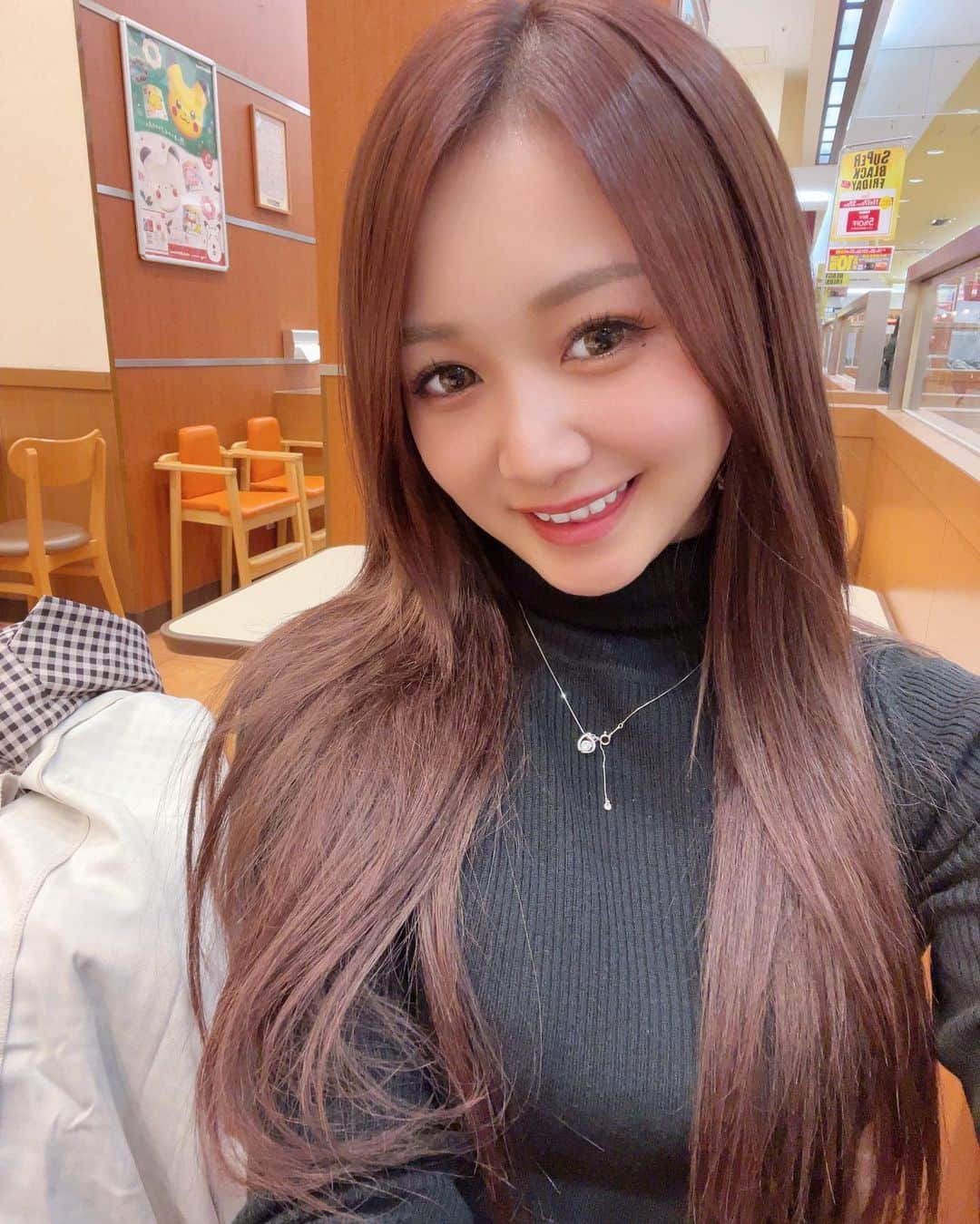あゆぽよのインスタグラム：「🎌  2022年も最後！  仲良い子がゴールド辞めて 人生最大に病んだけど そういう時に家族とか友達とか先輩、お客様が元気出させてくれた🥹  みんなには本当に感謝感謝🥲  そして今日で13連休ラスト！  今日はプリティで合同です👍 年越し一緒に過ごそ〜❤️❤️❤️」