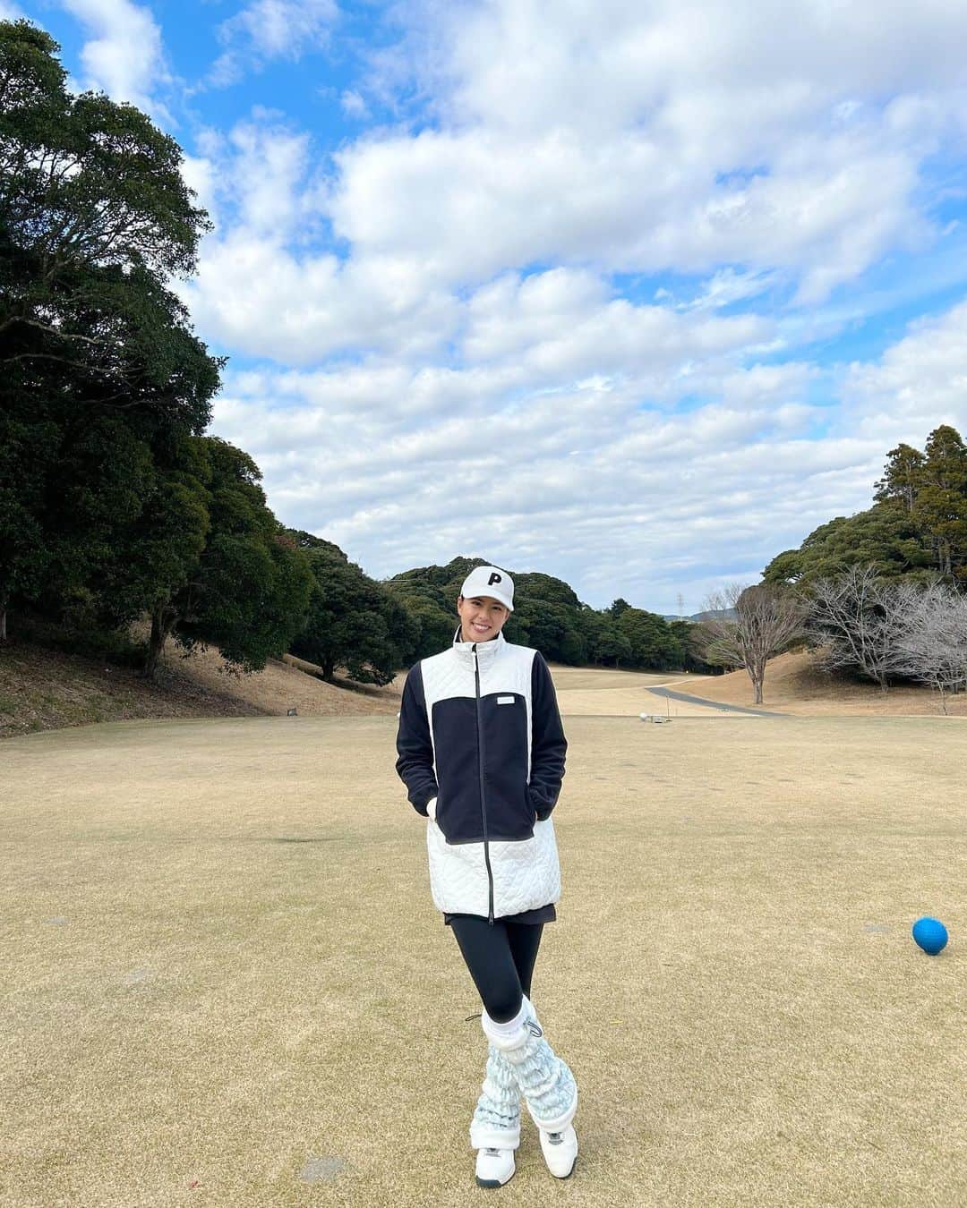 阿部桃子のインスタグラム：「2022年もありがとうございました🐯  無事打ち納めました🏌️‍♀️🤍  皆さん良いお年をお迎えください💖  #ゴルフ #ゴルフ女子 #ゴルフコーデ #ゴルフウェア #PUMA #2022」