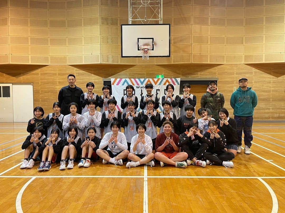 青木康平さんのインスタグラム写真 - (青木康平Instagram)「昨日は男女クラブチームのOB、OG会でした‼️ 毎年この時期に沢山の卒業生に会えるこの日は僕にとっても特別な日です‼️ 今年はケントがブレイクした年でしたが、まだまだポテンシャルを秘めている子達も沢山いるので、これからも楽しみです💪💪💪 クラブチームを作るきっかけになったユウシンも毎年帰ってきてくれるし、昨日は初年度の男子クラブチームの子達も多く来てくれて、彼らは大学も決まってるし💪💪💪 シノブには卒業以来だったので会えて嬉しかった〜！女子は初年度(高2)の子達が沢山来てくれて本当に感謝しかありません🙇‍♂️ 彼ら、彼女達が居たから今のクラブチームがあるので、初年度の子達の功績は計り知れません🙇‍♂️ アカデミー卒業生でアメリカ留学中のナルトやソウタロウやユイト、ユウシン大好きなナギトも参加してくれて嬉しかった🫡 試合は大学生+高校3年生vs高校1年生の試合が面白かった‼️ 優勝は現役中学生です🏆 昨日来れなかった卒業生達もいますが、来年はもっと集まるのかな〜🫣 てか、集まって欲しい🙏🙏🙏 色々とみんな苦労はしていますが、それも学びの1つ‼️ この学びを次に活かして欲しいです‼️ WATCH&Cアカデミーは、これからも卒業生達が帰ってきたいと思える環境作りをしていきたいと思います！ みんなありがとう‼️ また会場を貸してくれた日経大の片桐監督にも本当に感謝です‼️ 今年関わって頂いた全ての方々に感謝しています🙇‍♂️ 皆様良いお年をお迎えください🙇‍♂️ #watchandc #watchandcprides #watchandcpridesgirls #OB.OG会 #2022年」12月31日 14時16分 - cohey11