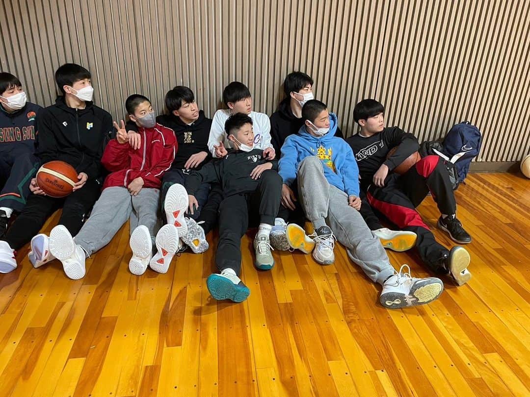 青木康平さんのインスタグラム写真 - (青木康平Instagram)「昨日は男女クラブチームのOB、OG会でした‼️ 毎年この時期に沢山の卒業生に会えるこの日は僕にとっても特別な日です‼️ 今年はケントがブレイクした年でしたが、まだまだポテンシャルを秘めている子達も沢山いるので、これからも楽しみです💪💪💪 クラブチームを作るきっかけになったユウシンも毎年帰ってきてくれるし、昨日は初年度の男子クラブチームの子達も多く来てくれて、彼らは大学も決まってるし💪💪💪 シノブには卒業以来だったので会えて嬉しかった〜！女子は初年度(高2)の子達が沢山来てくれて本当に感謝しかありません🙇‍♂️ 彼ら、彼女達が居たから今のクラブチームがあるので、初年度の子達の功績は計り知れません🙇‍♂️ アカデミー卒業生でアメリカ留学中のナルトやソウタロウやユイト、ユウシン大好きなナギトも参加してくれて嬉しかった🫡 試合は大学生+高校3年生vs高校1年生の試合が面白かった‼️ 優勝は現役中学生です🏆 昨日来れなかった卒業生達もいますが、来年はもっと集まるのかな〜🫣 てか、集まって欲しい🙏🙏🙏 色々とみんな苦労はしていますが、それも学びの1つ‼️ この学びを次に活かして欲しいです‼️ WATCH&Cアカデミーは、これからも卒業生達が帰ってきたいと思える環境作りをしていきたいと思います！ みんなありがとう‼️ また会場を貸してくれた日経大の片桐監督にも本当に感謝です‼️ 今年関わって頂いた全ての方々に感謝しています🙇‍♂️ 皆様良いお年をお迎えください🙇‍♂️ #watchandc #watchandcprides #watchandcpridesgirls #OB.OG会 #2022年」12月31日 14時16分 - cohey11
