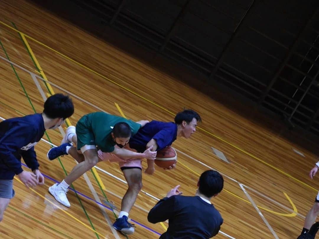 青木康平さんのインスタグラム写真 - (青木康平Instagram)「昨日は男女クラブチームのOB、OG会でした‼️ 毎年この時期に沢山の卒業生に会えるこの日は僕にとっても特別な日です‼️ 今年はケントがブレイクした年でしたが、まだまだポテンシャルを秘めている子達も沢山いるので、これからも楽しみです💪💪💪 クラブチームを作るきっかけになったユウシンも毎年帰ってきてくれるし、昨日は初年度の男子クラブチームの子達も多く来てくれて、彼らは大学も決まってるし💪💪💪 シノブには卒業以来だったので会えて嬉しかった〜！女子は初年度(高2)の子達が沢山来てくれて本当に感謝しかありません🙇‍♂️ 彼ら、彼女達が居たから今のクラブチームがあるので、初年度の子達の功績は計り知れません🙇‍♂️ アカデミー卒業生でアメリカ留学中のナルトやソウタロウやユイト、ユウシン大好きなナギトも参加してくれて嬉しかった🫡 試合は大学生+高校3年生vs高校1年生の試合が面白かった‼️ 優勝は現役中学生です🏆 昨日来れなかった卒業生達もいますが、来年はもっと集まるのかな〜🫣 てか、集まって欲しい🙏🙏🙏 色々とみんな苦労はしていますが、それも学びの1つ‼️ この学びを次に活かして欲しいです‼️ WATCH&Cアカデミーは、これからも卒業生達が帰ってきたいと思える環境作りをしていきたいと思います！ みんなありがとう‼️ また会場を貸してくれた日経大の片桐監督にも本当に感謝です‼️ 今年関わって頂いた全ての方々に感謝しています🙇‍♂️ 皆様良いお年をお迎えください🙇‍♂️ #watchandc #watchandcprides #watchandcpridesgirls #OB.OG会 #2022年」12月31日 14時16分 - cohey11