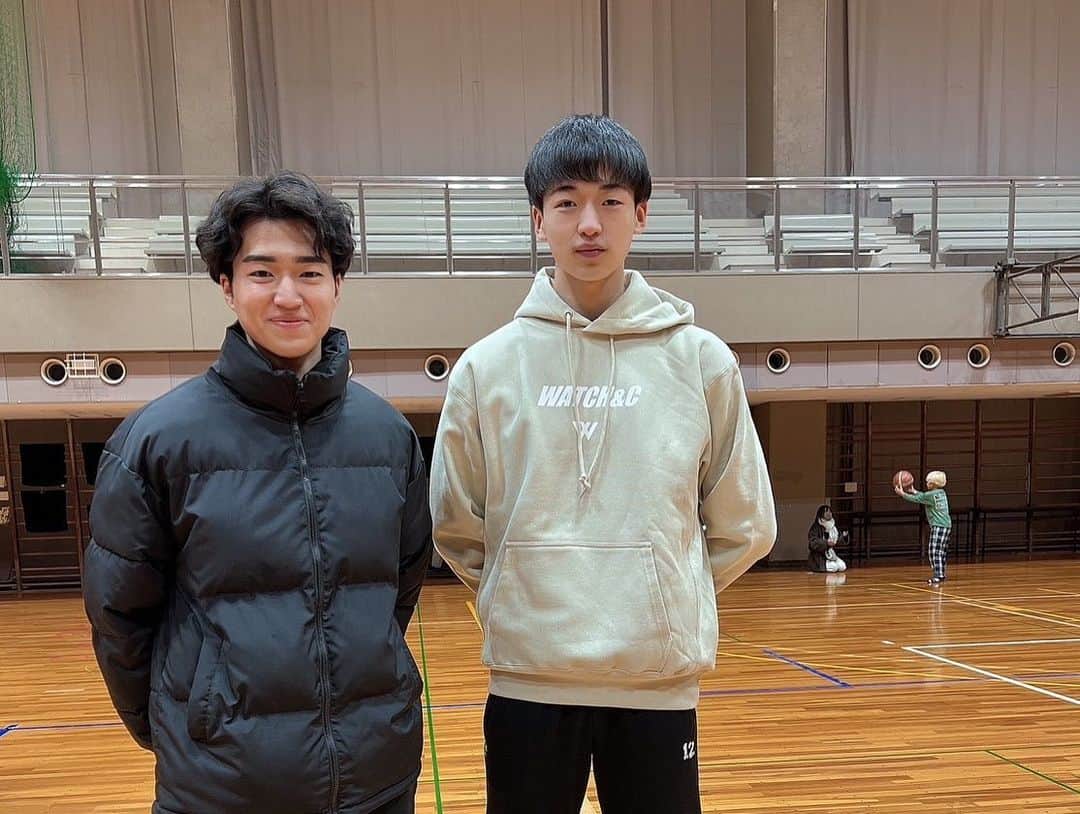 青木康平さんのインスタグラム写真 - (青木康平Instagram)「昨日は男女クラブチームのOB、OG会でした‼️ 毎年この時期に沢山の卒業生に会えるこの日は僕にとっても特別な日です‼️ 今年はケントがブレイクした年でしたが、まだまだポテンシャルを秘めている子達も沢山いるので、これからも楽しみです💪💪💪 クラブチームを作るきっかけになったユウシンも毎年帰ってきてくれるし、昨日は初年度の男子クラブチームの子達も多く来てくれて、彼らは大学も決まってるし💪💪💪 シノブには卒業以来だったので会えて嬉しかった〜！女子は初年度(高2)の子達が沢山来てくれて本当に感謝しかありません🙇‍♂️ 彼ら、彼女達が居たから今のクラブチームがあるので、初年度の子達の功績は計り知れません🙇‍♂️ アカデミー卒業生でアメリカ留学中のナルトやソウタロウやユイト、ユウシン大好きなナギトも参加してくれて嬉しかった🫡 試合は大学生+高校3年生vs高校1年生の試合が面白かった‼️ 優勝は現役中学生です🏆 昨日来れなかった卒業生達もいますが、来年はもっと集まるのかな〜🫣 てか、集まって欲しい🙏🙏🙏 色々とみんな苦労はしていますが、それも学びの1つ‼️ この学びを次に活かして欲しいです‼️ WATCH&Cアカデミーは、これからも卒業生達が帰ってきたいと思える環境作りをしていきたいと思います！ みんなありがとう‼️ また会場を貸してくれた日経大の片桐監督にも本当に感謝です‼️ 今年関わって頂いた全ての方々に感謝しています🙇‍♂️ 皆様良いお年をお迎えください🙇‍♂️ #watchandc #watchandcprides #watchandcpridesgirls #OB.OG会 #2022年」12月31日 14時16分 - cohey11