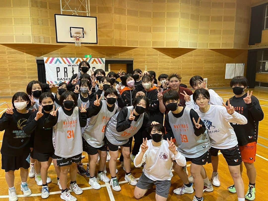 青木康平さんのインスタグラム写真 - (青木康平Instagram)「昨日は男女クラブチームのOB、OG会でした‼️ 毎年この時期に沢山の卒業生に会えるこの日は僕にとっても特別な日です‼️ 今年はケントがブレイクした年でしたが、まだまだポテンシャルを秘めている子達も沢山いるので、これからも楽しみです💪💪💪 クラブチームを作るきっかけになったユウシンも毎年帰ってきてくれるし、昨日は初年度の男子クラブチームの子達も多く来てくれて、彼らは大学も決まってるし💪💪💪 シノブには卒業以来だったので会えて嬉しかった〜！女子は初年度(高2)の子達が沢山来てくれて本当に感謝しかありません🙇‍♂️ 彼ら、彼女達が居たから今のクラブチームがあるので、初年度の子達の功績は計り知れません🙇‍♂️ アカデミー卒業生でアメリカ留学中のナルトやソウタロウやユイト、ユウシン大好きなナギトも参加してくれて嬉しかった🫡 試合は大学生+高校3年生vs高校1年生の試合が面白かった‼️ 優勝は現役中学生です🏆 昨日来れなかった卒業生達もいますが、来年はもっと集まるのかな〜🫣 てか、集まって欲しい🙏🙏🙏 色々とみんな苦労はしていますが、それも学びの1つ‼️ この学びを次に活かして欲しいです‼️ WATCH&Cアカデミーは、これからも卒業生達が帰ってきたいと思える環境作りをしていきたいと思います！ みんなありがとう‼️ また会場を貸してくれた日経大の片桐監督にも本当に感謝です‼️ 今年関わって頂いた全ての方々に感謝しています🙇‍♂️ 皆様良いお年をお迎えください🙇‍♂️ #watchandc #watchandcprides #watchandcpridesgirls #OB.OG会 #2022年」12月31日 14時16分 - cohey11