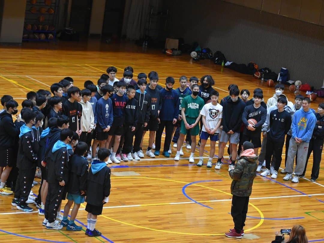 青木康平さんのインスタグラム写真 - (青木康平Instagram)「昨日は男女クラブチームのOB、OG会でした‼️ 毎年この時期に沢山の卒業生に会えるこの日は僕にとっても特別な日です‼️ 今年はケントがブレイクした年でしたが、まだまだポテンシャルを秘めている子達も沢山いるので、これからも楽しみです💪💪💪 クラブチームを作るきっかけになったユウシンも毎年帰ってきてくれるし、昨日は初年度の男子クラブチームの子達も多く来てくれて、彼らは大学も決まってるし💪💪💪 シノブには卒業以来だったので会えて嬉しかった〜！女子は初年度(高2)の子達が沢山来てくれて本当に感謝しかありません🙇‍♂️ 彼ら、彼女達が居たから今のクラブチームがあるので、初年度の子達の功績は計り知れません🙇‍♂️ アカデミー卒業生でアメリカ留学中のナルトやソウタロウやユイト、ユウシン大好きなナギトも参加してくれて嬉しかった🫡 試合は大学生+高校3年生vs高校1年生の試合が面白かった‼️ 優勝は現役中学生です🏆 昨日来れなかった卒業生達もいますが、来年はもっと集まるのかな〜🫣 てか、集まって欲しい🙏🙏🙏 色々とみんな苦労はしていますが、それも学びの1つ‼️ この学びを次に活かして欲しいです‼️ WATCH&Cアカデミーは、これからも卒業生達が帰ってきたいと思える環境作りをしていきたいと思います！ みんなありがとう‼️ また会場を貸してくれた日経大の片桐監督にも本当に感謝です‼️ 今年関わって頂いた全ての方々に感謝しています🙇‍♂️ 皆様良いお年をお迎えください🙇‍♂️ #watchandc #watchandcprides #watchandcpridesgirls #OB.OG会 #2022年」12月31日 14時16分 - cohey11