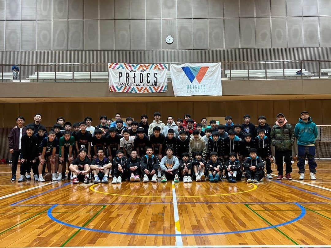 青木康平のインスタグラム：「昨日は男女クラブチームのOB、OG会でした‼️ 毎年この時期に沢山の卒業生に会えるこの日は僕にとっても特別な日です‼️ 今年はケントがブレイクした年でしたが、まだまだポテンシャルを秘めている子達も沢山いるので、これからも楽しみです💪💪💪 クラブチームを作るきっかけになったユウシンも毎年帰ってきてくれるし、昨日は初年度の男子クラブチームの子達も多く来てくれて、彼らは大学も決まってるし💪💪💪 シノブには卒業以来だったので会えて嬉しかった〜！女子は初年度(高2)の子達が沢山来てくれて本当に感謝しかありません🙇‍♂️ 彼ら、彼女達が居たから今のクラブチームがあるので、初年度の子達の功績は計り知れません🙇‍♂️ アカデミー卒業生でアメリカ留学中のナルトやソウタロウやユイト、ユウシン大好きなナギトも参加してくれて嬉しかった🫡 試合は大学生+高校3年生vs高校1年生の試合が面白かった‼️ 優勝は現役中学生です🏆 昨日来れなかった卒業生達もいますが、来年はもっと集まるのかな〜🫣 てか、集まって欲しい🙏🙏🙏 色々とみんな苦労はしていますが、それも学びの1つ‼️ この学びを次に活かして欲しいです‼️ WATCH&Cアカデミーは、これからも卒業生達が帰ってきたいと思える環境作りをしていきたいと思います！ みんなありがとう‼️ また会場を貸してくれた日経大の片桐監督にも本当に感謝です‼️ 今年関わって頂いた全ての方々に感謝しています🙇‍♂️ 皆様良いお年をお迎えください🙇‍♂️ #watchandc #watchandcprides #watchandcpridesgirls #OB.OG会 #2022年」