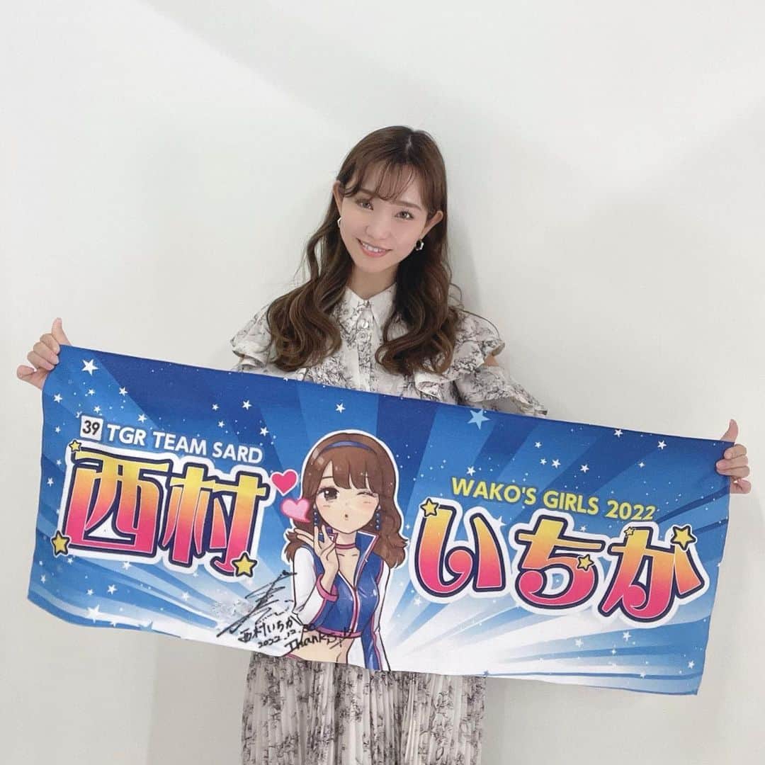のインスタグラム：「横断幕デザインのタオル🫶 今年は久しぶりにコスチュームを着ることになり、 ホスピ担当だけど横断幕を作っていただけて嬉しかったです✨ 目の中に年齢仕込ませるイタズラも面白かったです😑 久しぶりにサーキットのファンの皆様とも再会できて素晴らしい年になりました✨  1年間ありがとうございました🥰  良いお年をお迎えください✨」