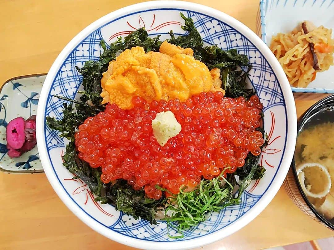 市川みかのインスタグラム：「【花房商店】  ウニいくら丼もノドグロもめちゃくちゃ美味しかったです✨ このノドグロの美味さは人生で一番かも◎  街から外れた小道をうねうね進んだ行き止まり的な崖っぷちにあるお店。 美味しいという評判が知れ渡っているのか、辺鄙な場所でもたくさんのお客さんが集まっていました。  私の残りの人生でもうここへ行ける機会はないだろなぁ。。ってくらい、なかなか立ち寄れない場所。 行って良かったぁー！！！  　 #47都道府県全制覇 #島根 #出雲 #花房商店 #海鮮丼 #うにいくら #ノドグロ #shimane #izumo #delicious #Instafood #foodies #foodphotography #foodpics #foodgram #foodstagram #trip #travel #tourist #travelgram #instadiary」