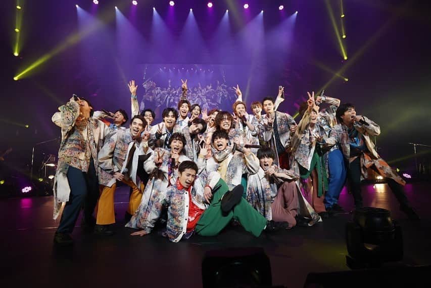 水田航生のインスタグラム：「ど年末。ハンサムライブ2022昨日無事に終えました！！会場で、配信で、ライブビューイングでご覧くださった全ての皆さん本当にありがとうございました^_^  「ダブル・トラブル」の本番中でなかなかリハに参加出来なかった中、振り付けのシュンさんをはじめとするクリエーター、スタッフさん方に助けられて、仲間達に助けられて、昨日ステージに立つ事が出来ました。本当に感謝です。  いや〜にしても年末のハンサムは、やはりいいですね〜！久々にハンサムのステージに帰ってきて、先輩とか後輩とか新人君とか全部ひっくるめて「ハンサム」として皆さんと素敵な時間を共有する事が出来て、最幸でした。  ハンサムがいる。皆さんがいてくださる。お互いの心を通わせあって、あの最高な空間が生まれた。もはやこの事象こそが「ハンサム」  この「ハンサム」をいつまでも続けていきたいなと、本当に願っています。おじいサムになってもWith You♪笑  そして、今があるのは今回の21人のハンサムだけじゃなくて、絶対に忘れてはならない仲間達がハンサムがいたからです。想いは、心は消えない、その皆んなの想いも共に、Feel The Same♪  2022年もお疲れ様でした！！本当に沢山のありがとうを！！ハンサムで良き締めくくりが出来たので、来年2023年も役者として、エンターテイナーとして、しっかりと自らの足で踏み締めて歩んでいきます！では！良いお年を〜😄 #ハンサムライブ2022」