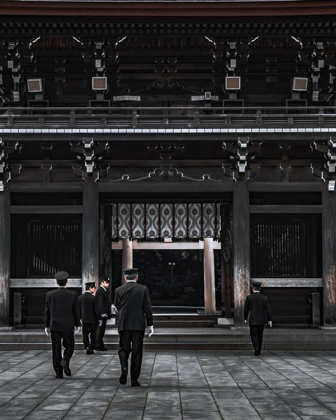 田村幸士のインスタグラム：「. 2022年も本当にありがとうございました。 そして来年も宜しくお願い致します。  今年最後の投稿は明治神宮で。  . . . . . . . .  #newyearsgreeting #newyear2023 #photo_jpn #discovertokyo #wu_japan #jp_gallery #tokyocameraclub #lovers_nippon #nihonshooters #aestheticsjapan #japan_vacations #best_tokyo_photos #unknownjapan #japanfeatured #meijijingu #meijishrine #japanesetraditional #japaneseculture #japaneseshrine #shrine #japanphotography #sonyalpha #明治神宮 #日本の風景 #日本の美 #日本の文化 #神社仏閣 #初詣 #謹賀新年」