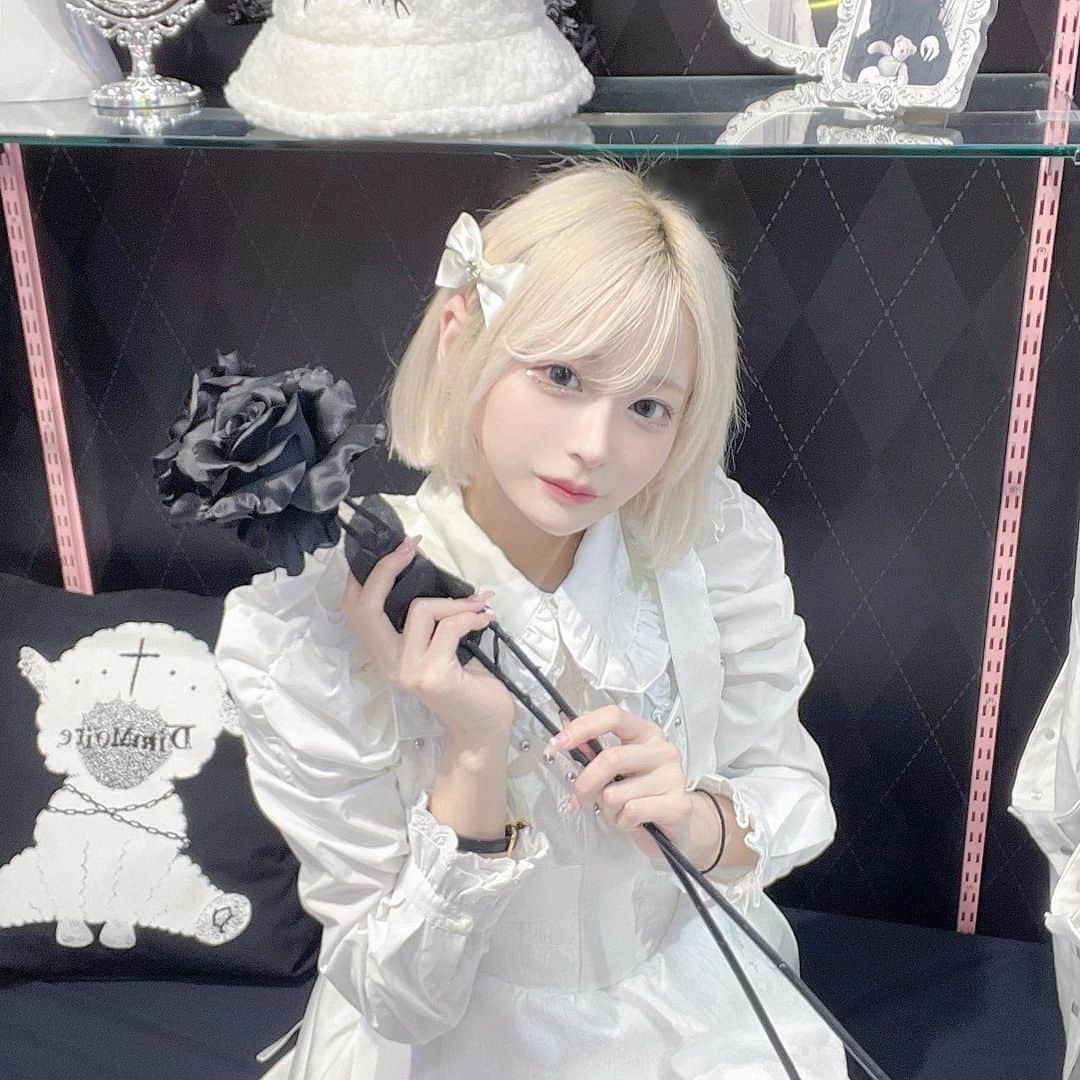 のインスタグラム：「@dimmoire_official さんでの来店イベントありがとうございました❕ ブランドさんと一緒に考えたTシャツをみんなが着てくれてるところみて本当に嬉しくなりました、本当にありがとう、今年最後のイベントがこれでよかったなぁ」