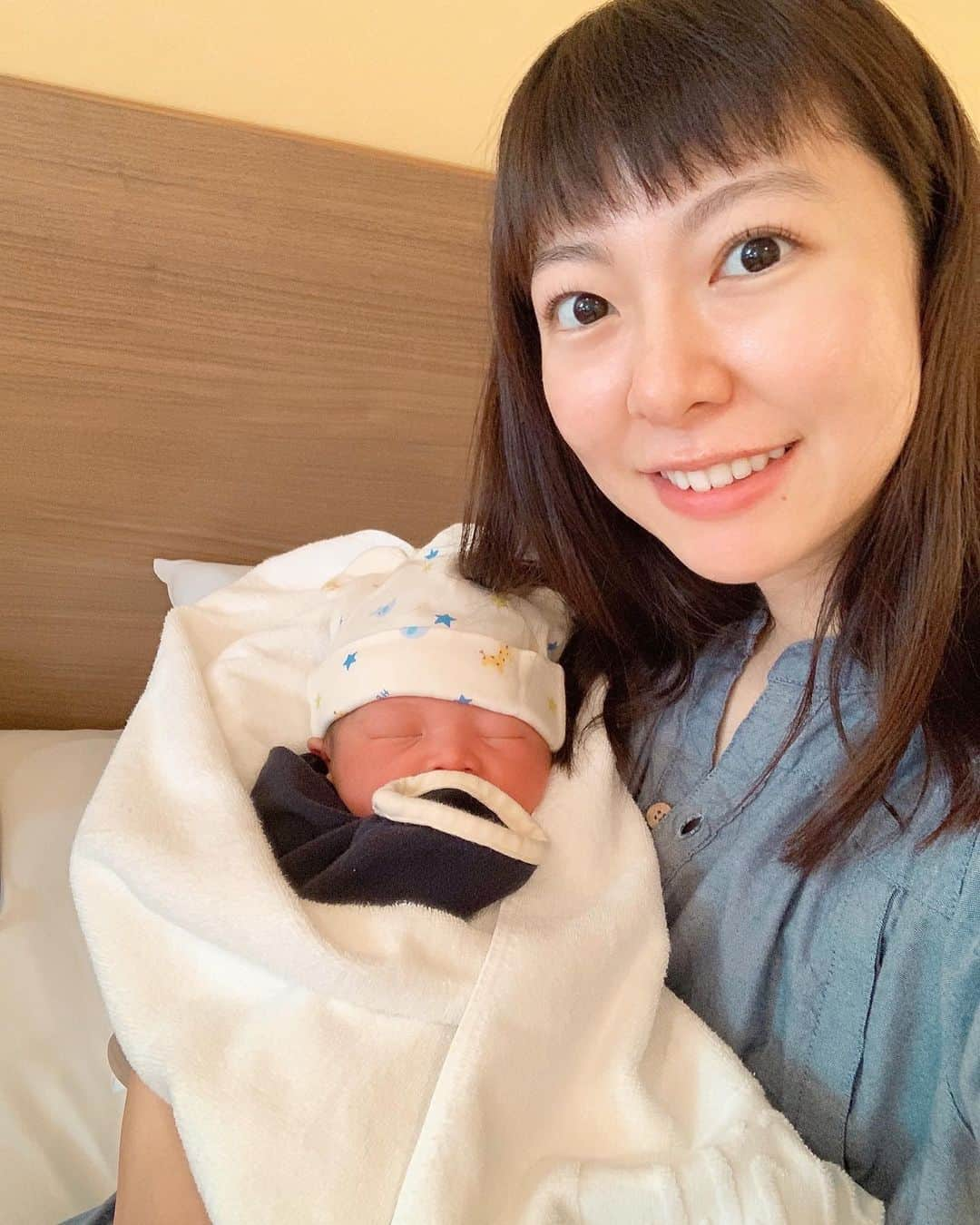 宮﨑玲衣のインスタグラム：「* 12月18日、 3202gの男の子を出産しました👶  表情、動き、泣き声…。 睡眠不足と言ってる暇もないくらい、数時間単位で成長をみせる息子との生活は一日が一瞬で、気づけば大晦日！！  イメトレばっちりだったはずなのに、 現実はおむつ替えも、お着替えも、お風呂も何ひとつスムーズにしてあげられず、どれだけ私不器用なの…ごめんねえええ🥺ってあわあわしながら慣れない育児に奮闘中です。  理想通りいかなくて落ち込むこともあるけれど、かわいいねー、楽しいねーってニコニコしながらお世話をする夫を見て、うまくできなくてもこうやって楽しめばいいのかあ、と産後2週間近く経ってやっとわかってきました。  今しかないこの瞬間を大事に、大切にしながら、息子と一緒に成長していけるよう新米ママのんびり頑張ります🌾  今年もお世話になりました。まだしばらくお仕事はお休みをいただきますが来年もどうぞよろしくお願い致します✨  #宮﨑玲衣 #静岡朝日テレビ #ママになりました  #赤ちゃん #生後0ヶ月 #新生児 #お誕生日3日違い」