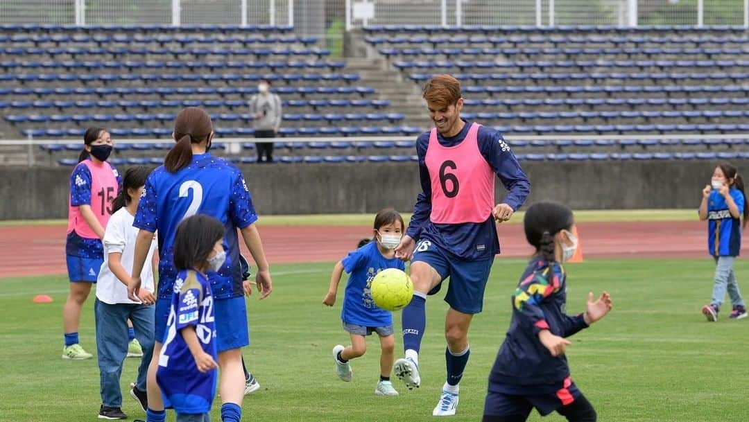 長谷川アーリアジャスールさんのインスタグラム写真 - (長谷川アーリアジャスールInstagram)「『2022』 この1年はJ1昇格に向けてチームメイトと共に励みましたが、夢届かずとても悔しい締めくくりとなりました。その中でも変わらず応援してくださったファンサポーターの皆様には感謝しています。 どこにいても応援すると言ってくださった言葉は、僕の中でとても心強く嬉しいことです。そんな皆さんにはまだまだサッカーで恩返しをできるよう頑張ります。 FC町田ゼルビアでの2年間を通して、たくさんの方々に出会い、僕の中での人生観が大きく変わったと言っても過言ではありません。その皆さんに胸をはれるように努力し続けていこうと思います。 また必ず会いましょう。  本当にお世話になりました！！ . . . #zelvia #machida #fcmachidazelvia #長谷川アーリアジャスール #ariaseat18 #18 #ariafootballpark #感謝 #ありがとう」12月31日 14時58分 - ariajhasegawa