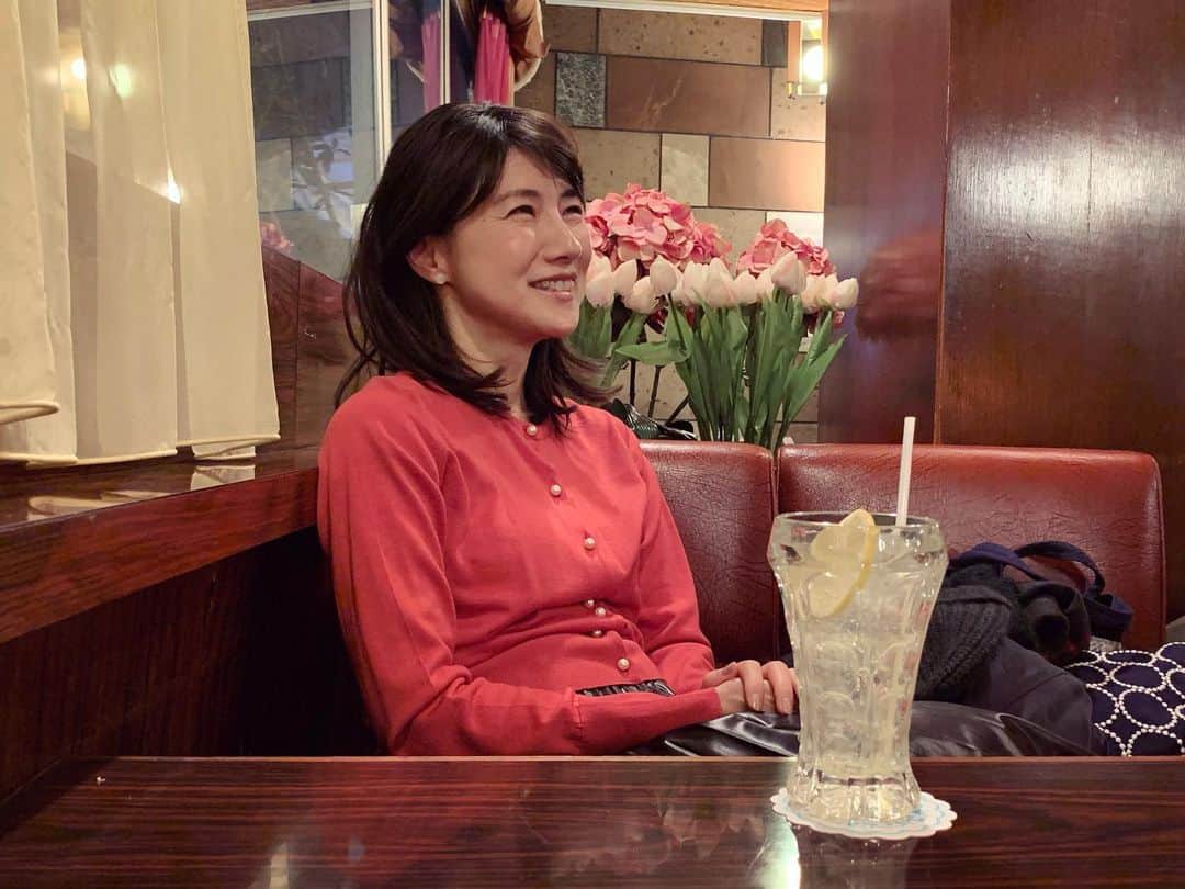 中江有里のインスタグラム：「カフェでなく喫茶店その3。  レスカとともに。。。  2022年は文庫本2冊、単行本1冊刊行。  「残りものには、過去がある」 https://www.shinchosha.co.jp/book/103641/  「わたしたちの秘密」 https://www.chuko.co.jp/bunko/2022/07/207234.html  「水の月」 https://www.usio.co.jp/books/paperback/23287  歌手としてフルアルバム「Impression-アンプレッシオン-」を出しました。  http://www.u-canent.jp/nakaeyuri/#frca1315  東京、大阪でのライブにお運びくださった方々に感謝。来年も頑張ります。」