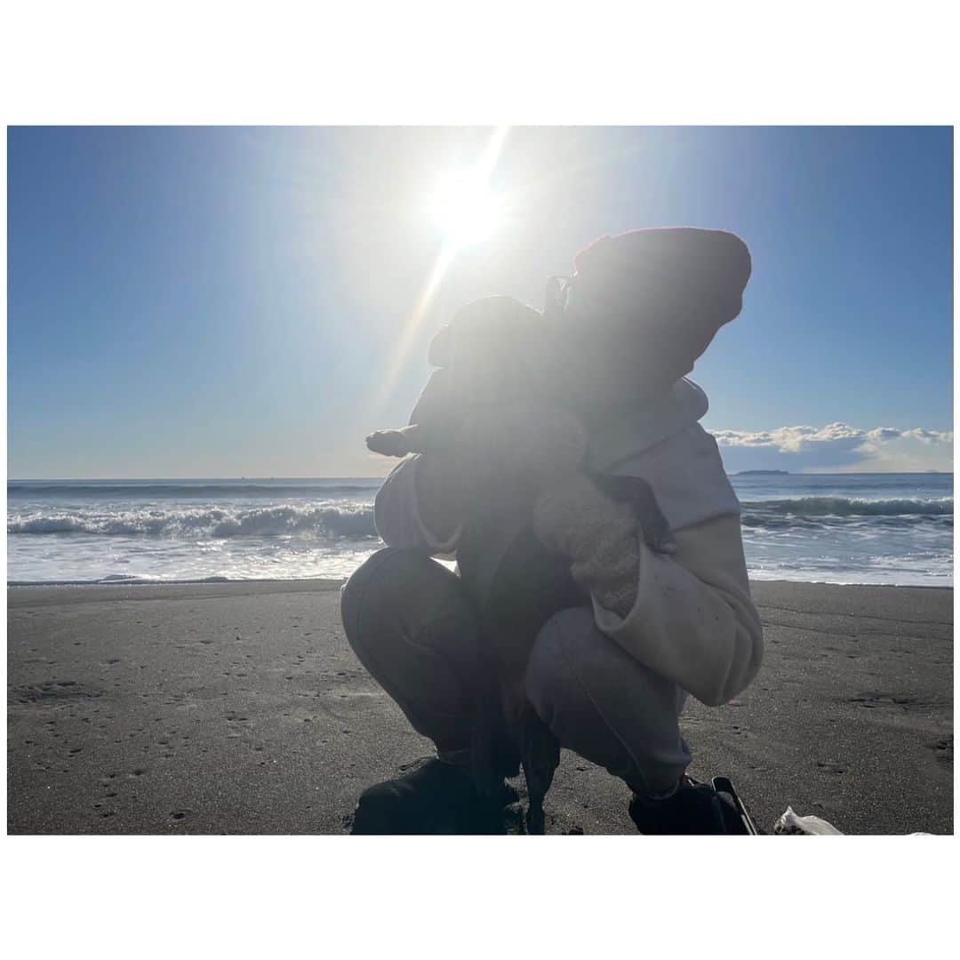 のインスタグラム：「悲しくて辛過ぎるお別れから始まった2022。 前半数ヶ月は正直あまり記憶がないです。 こうやって1年を終える事ができた一番の支えは間違いなくぽーちゃんの存在でした。 毎日ずっと泣きじゃくる私を見て戸惑いながら近寄ってきて寄り添ってくれる。 その度にぽーのためにちゃんとしなきゃ。って思えた。 トトがいなくなってぽっかりあいた穴は時間が経っても埋まることはないけど、少しずつ受け入れていくしかないなと思いながら過ごした1年でした。 トトとの別れで色んな事を改めて見直す1年でもあり、新しい事への挑戦や変化への準備をする年でもあった気がします。 健康で1年過ごせた事に感謝して。 決して忘れる事はない2022年が来年への何かに繋がると信じて新年を迎えようと思います。 今年1年お世話になった皆様。 支えてくれた皆様。 HERFEEをご愛顧いただいた皆様。 本当にありがとうございます。 来年もぽー共々よろしくお願い致します。 素敵な年末年始をお過ごしください♡」