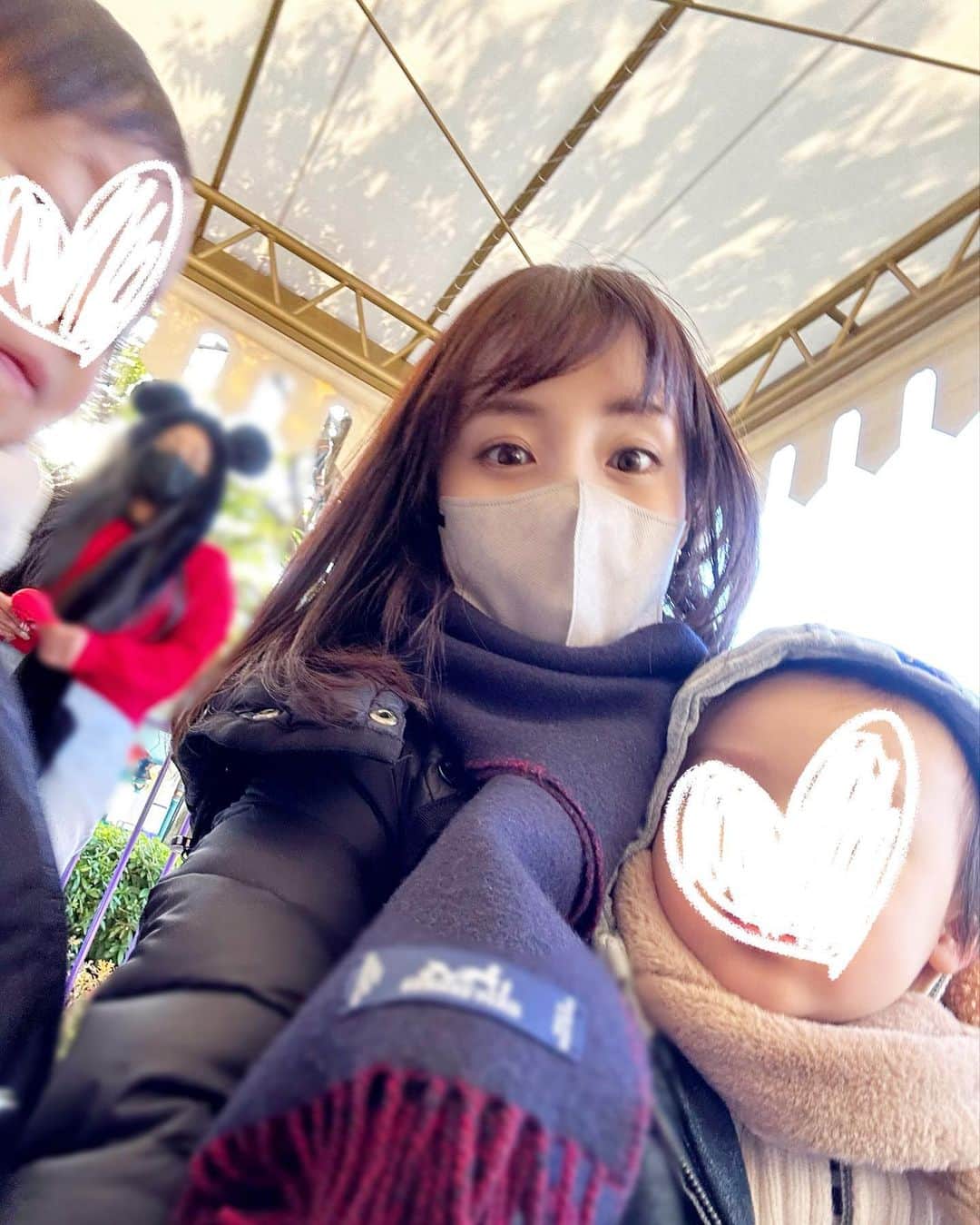 小林真由のインスタグラム：「この間行ったディズニー。 とにかく楽しかった..✨ ⁡ ⁡ 3枚目の下は、パーク内美化活動。(枝集め) 2人を見てると公園の延長で、走り回れれば楽しそう✨家族の笑顔を見ていられればもう何もいらないです。 ⁡ ⁡ 残すところ数時間！　 今年もありがとうございました🥺🫶🏻🫶🏻🫶🏻  みなさま良いお年を🤍 ⁡ ⁡  #2022 #大晦日」