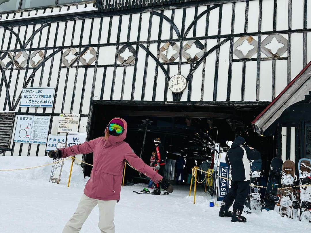 上村知世さんのインスタグラム写真 - (上村知世Instagram)「上越国際スキー場🏂 毎シーズンお兄ちゃんと滑りに来てる気がするw フォレストゾーンの素晴らしさよ✨ そして、童話の世界のような景色！ きれいで大好き💕 #fm775 #ニイタビ775 #snow #snowboarding #winter #ハート狩人」12月31日 15時13分 - tomose0207