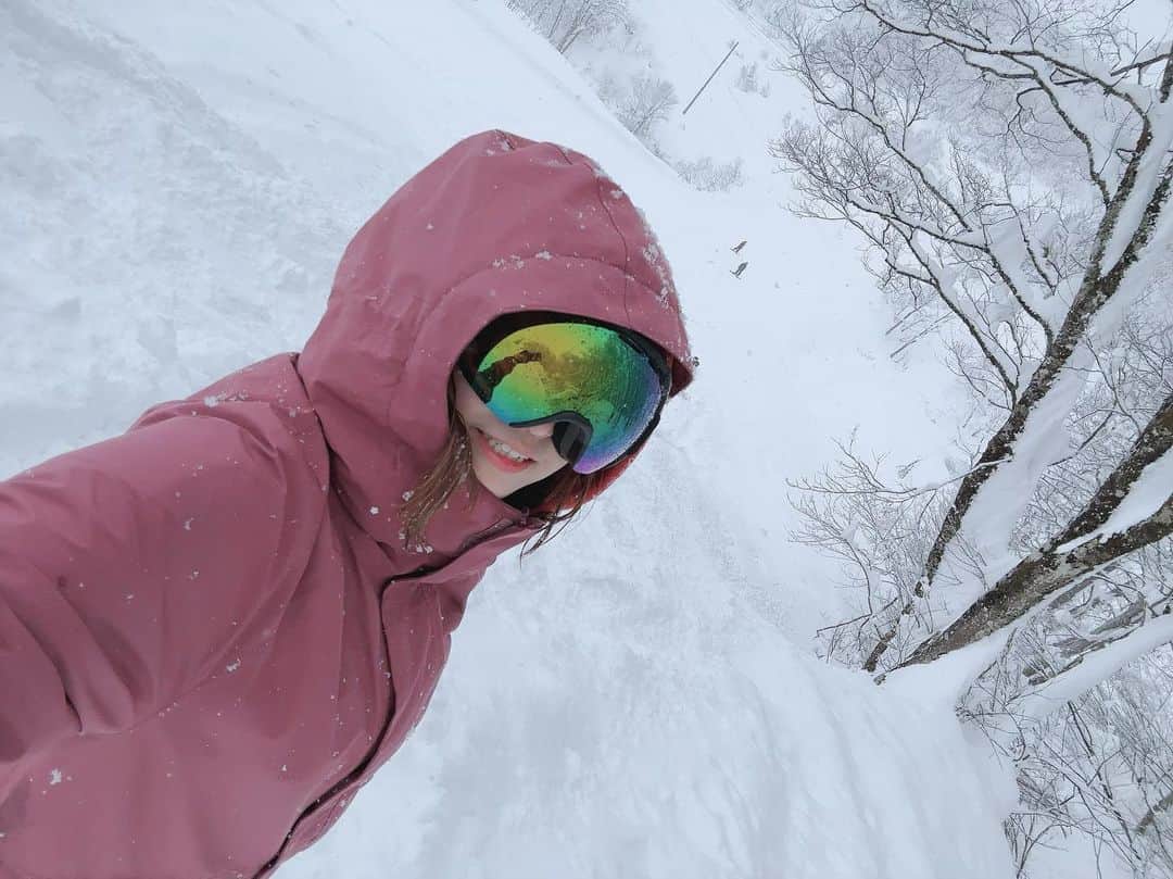 上村知世のインスタグラム：「上越国際スキー場🏂 毎シーズンお兄ちゃんと滑りに来てる気がするw フォレストゾーンの素晴らしさよ✨ そして、童話の世界のような景色！ きれいで大好き💕 #fm775 #ニイタビ775 #snow #snowboarding #winter #ハート狩人」
