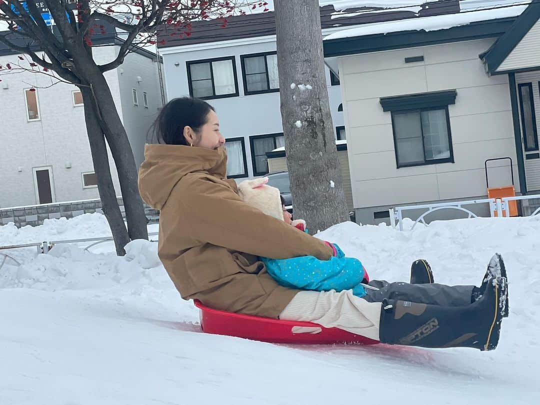 よっこのインスタグラム：「. 公園で子供達とソリ遊びをしました。 今年も札幌でそんな大晦日を過ごしております。 皆さま、2022年はどんな1年でしたか？2023年も皆さまにとって素晴らしい1年でありますように❤️ いつもありがとうございます！ 良いお年をお迎え下さい✨ #2022年大晦日  #札幌  #雪遊び  #ソリ滑り  #良いお年をお迎えください」