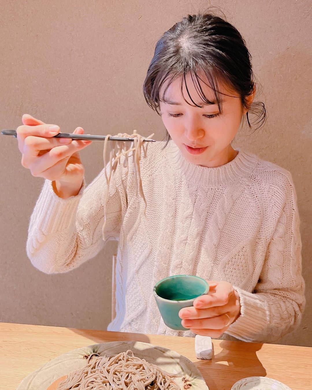 鈴木ちなみのインスタグラム：「😳🥢💓  家族と楽しい時間を過ごしています❄️ 日本のご飯が美味しくって。。。 胃がいくつあっても足りません　笑  みなさま、良い年をお迎えください🎍✨  #多治見 #蕎麦 #桔梗」