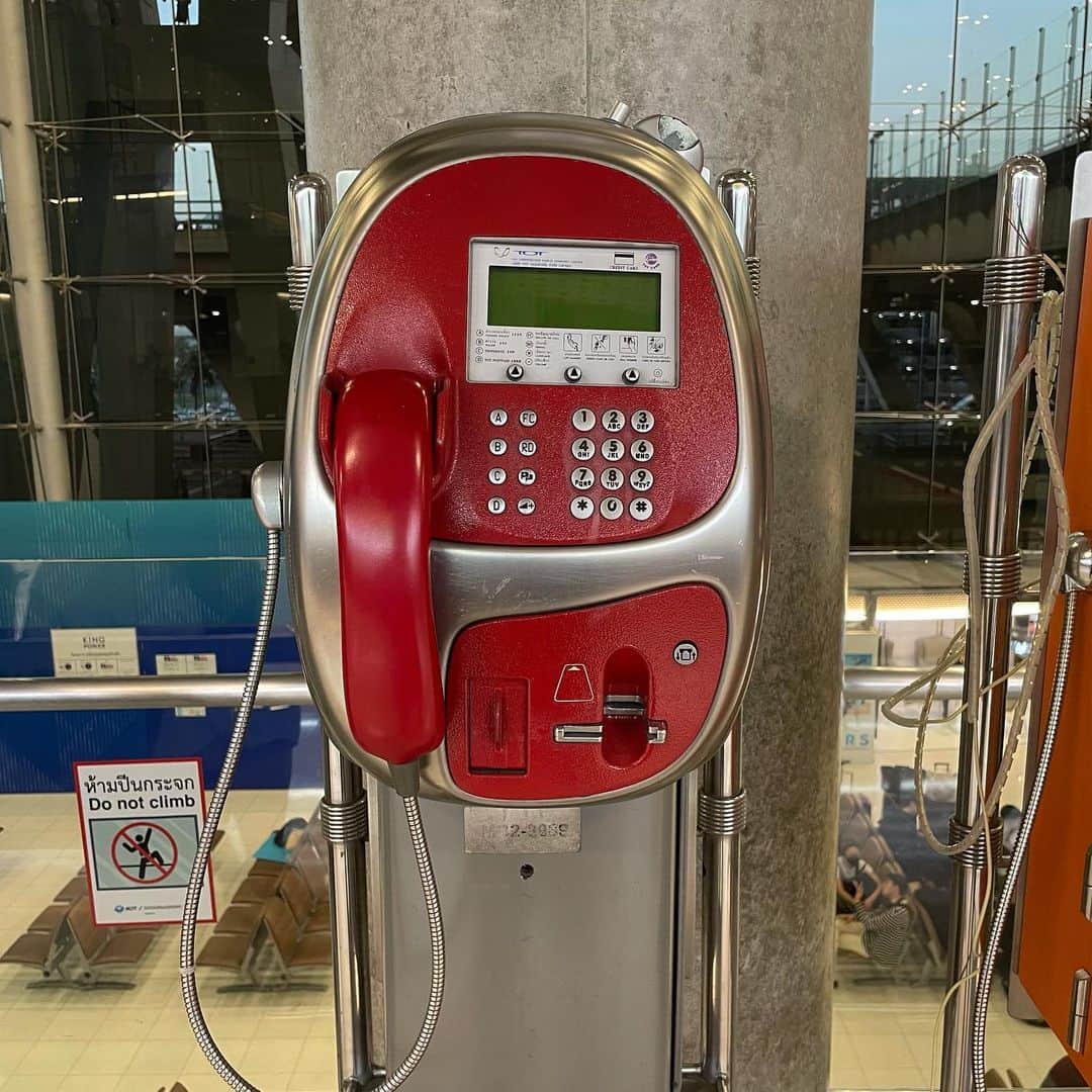 のインスタグラム：「タイの公衆電話かわいかったな。。  2022ももう終わりですね😳  1年間お疲れ様でした！また来年は更なる自分に出会う為に、22年の経験をしっかりと活かし頑張りますよ〜✊🏻  #ありがとう」