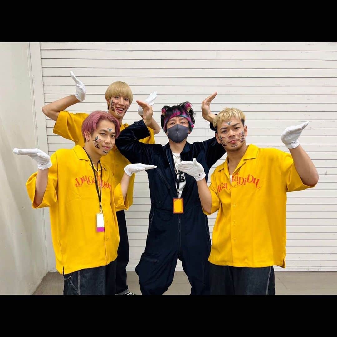 池田大のインスタグラム：「ちょうど1年前の今日12月31日に、Habitの振り付けのコンペ映像が届いて、その中にいたパワパフの3人と出会った。 そこからMVを一緒につくり、ツアーを周り、日々のレッスンなどなど、ずっと彼らと一緒にいた。 マジで週2くらいで会ってた。 末っ子の自分に、誇らしい3人の弟ができたくらいに思ってる。 頼りになる奴らです。  紅白、しっかり見届けたいと思います。 がんばれみんな！！」