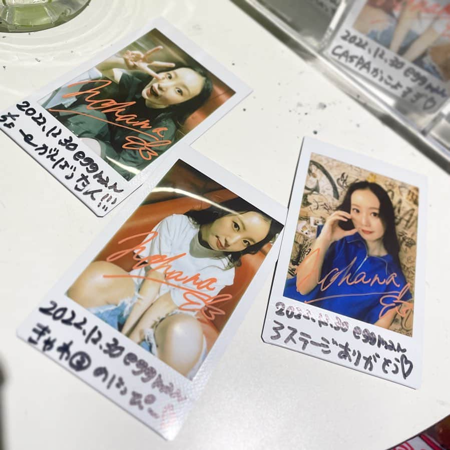 NOHANAのインスタグラム：「・ 昨日は2022年ライブ納めでした！ たくさんお世話になってきた、 渋谷eggmanでのGirl's UP!!!〜年末スペシャル〜🥚 CORAL:BLUE、CASPA、日乃まそらの3組でベースサポートさせて頂きました！！ 1つのイベントで3組サポートするという前代未聞の挑戦🤯 バッチリ衣装チェンジもして、笑 なんとかやり切りました❤️‍🔥❤️‍🔥❤️‍🔥 NOHANA祭り盛り上げてくれてありがとう🥹🧡 ・ ・ 今年は自分のバンドがない年で どんな一年になるかな、大好きなライブできるかなと少し不安なとこもあったけど、 ありがたいことにいろんなサポートに呼んでもらえて楽しい一年でした😌✨ 音楽を続けてるといろんな縁や巡り合わせがあって人生おもしろい🙌  ではでは、 2022年も大変お世話になりました！ 来年もよろしくね🐰 良いお年を〜🌈  #2022 #thanx #のはっぴー」