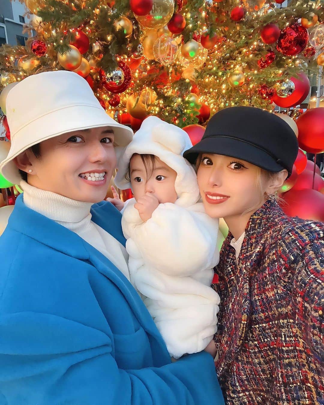 のインスタグラム：「Thank you 2022❤️  今年は"家族"な一年だった🥰  はじめてのひな祭り はじめての海 はじめての旅行 はじめての誕生日 娘の色んなはじめてを 全力で楽しんだ🥰  以前より自由な時間はもちろん減ったけど 自由だった時より娘や翔平と過ごす毎日が 遥かに幸せで充実していた🫶 そして娘の存在が頑張る源になっていた😳  2023年はもっと家族の時間を増やしたいな🫶  もちろん仕事も大好きなので 色んなこと仕掛けていきます👏  来年発表できるかわからないけど 新しい事業もいくつかスタートしていて ALENCYでは待望の新ラインが登場します🤫  BiBidは移転して完全個室のラグジュアリー空間に 生まれ変わったし😳お客様第一なキャンペーンを どんどん打ち出していきたい❤️  子育ても仕事もどちらも大切！ 2023年も駆け抜けよ🏃‍♀️🫶  #thankyou2022 #女の子ママ #ワーキングママ」