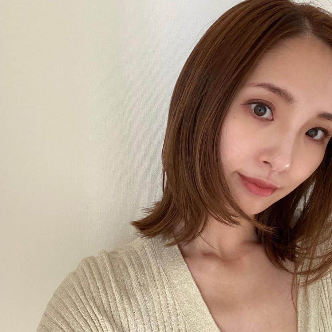 福長優のインスタグラム：「🧡🤍🖤 2022.12.31 充実した1年だったのかな🤭  相変わらず悩み事とか落ち込む事は 多かったけど、 家族、友達のおかげで 切り替えられて楽しく過ごせた🧡  ネイルもちょっとづつだけど 成長出来たのかな.... 2023も自分のペースでがんばろっ（あまい←）  関わってくれたみなさん ありがとう🤍🤍🤍 2023もヨロシクネ‼︎  良いお年を〜  #2022#2023 #大晦日」