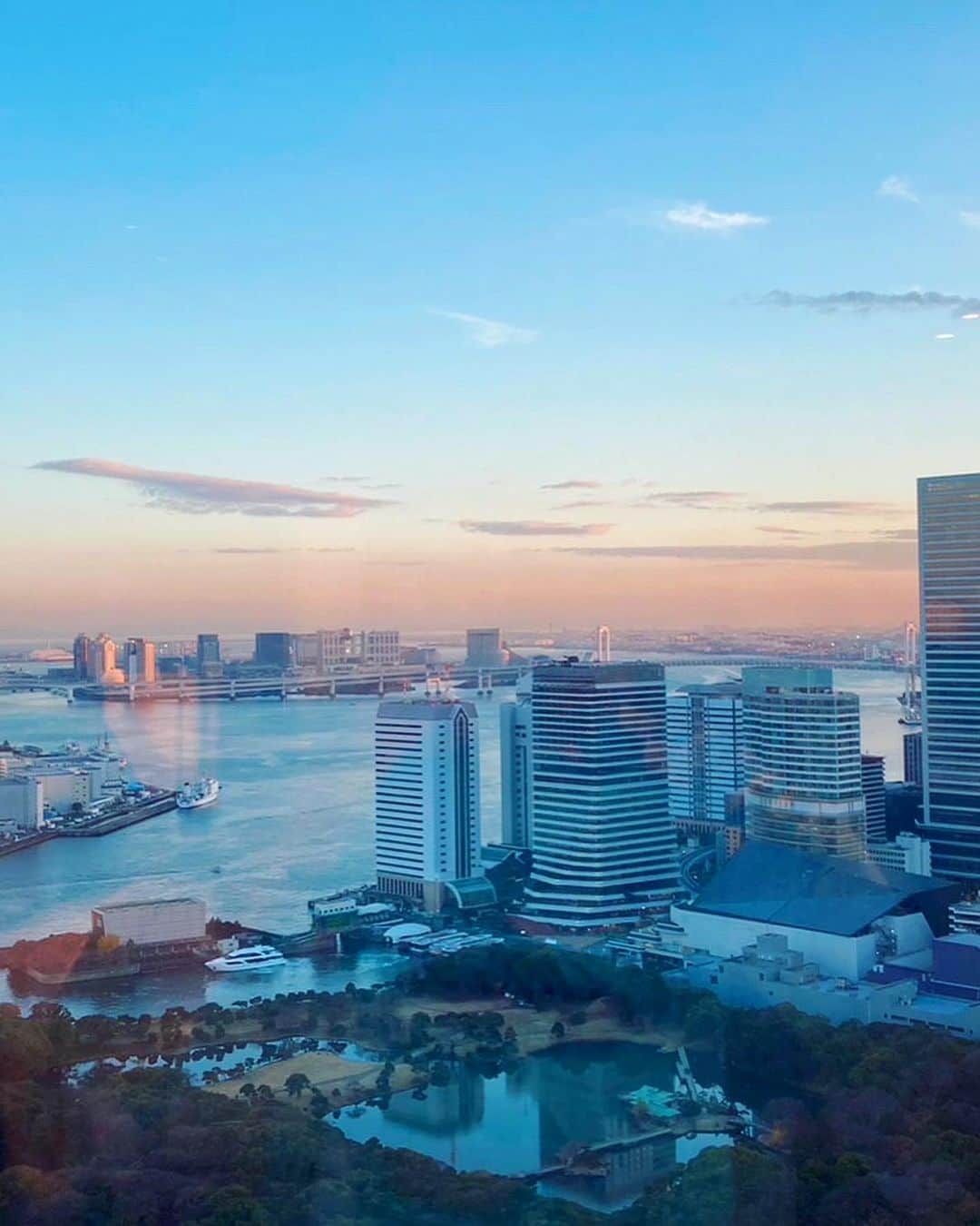 沢井美空のインスタグラム：「🏙 ⁡ ⁡ ⁡ たくさん働いて遊んで本当に充実した1年でした！年の瀬に久々に歌いたいテーマを思いついて自分の曲も書き始めました。ゆっくり形にしていきます🌱」