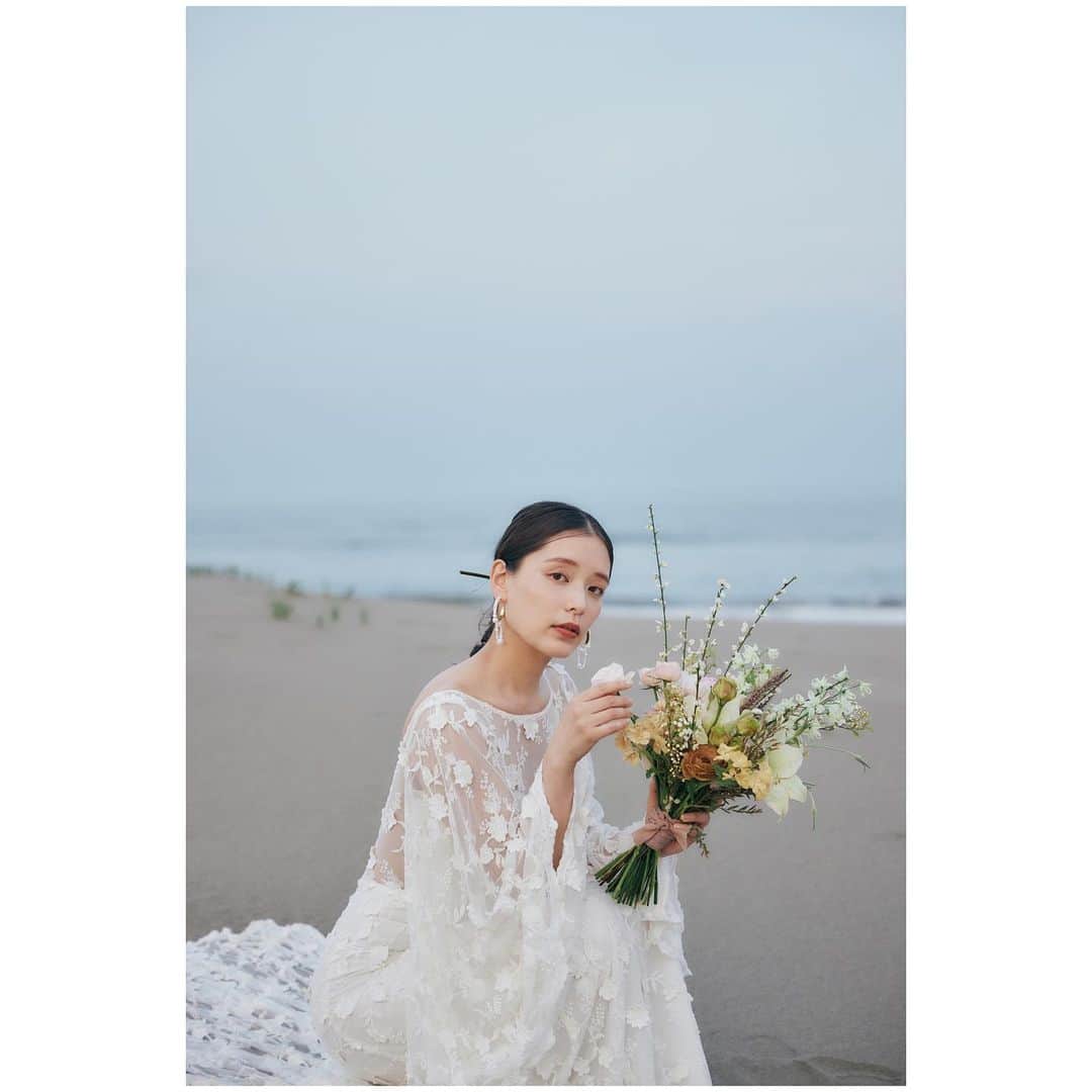 桜めいのインスタグラム：「💐  気付けばもう大晦日！ 皆さまどうお過ごしでしょうか？  今年は厄年のない年だったからか 特に大きく体調崩すこともなく めっちゃ健康に過ごせた1年だった気がします🔥(大事)  来年は金の鳳凰座がめっちゃ良い年になるみたいなので (ゲッターズ飯田さんの占いのやつ) 今年以上にお仕事もプライベートも めちゃくちゃバリバリ頑張ろうと思いますので🔥 来年も皆さま何卒よろしくお願いいたします☺️  2022年 本当にありがとうございました💕  後残り少ないですが 皆さま良いお年をお過ごしください✨  ・  #載せるタイミングを考えすぎて全然載せれてなかったウェディングフォトの写真載せます  👗/ @variestyling @saaya_sii  📸/ @seitamurakami.photo  💄/ @kina910  💐/ @fiore_soffitta  ❤️‍🔥/ @sz_m__u_」