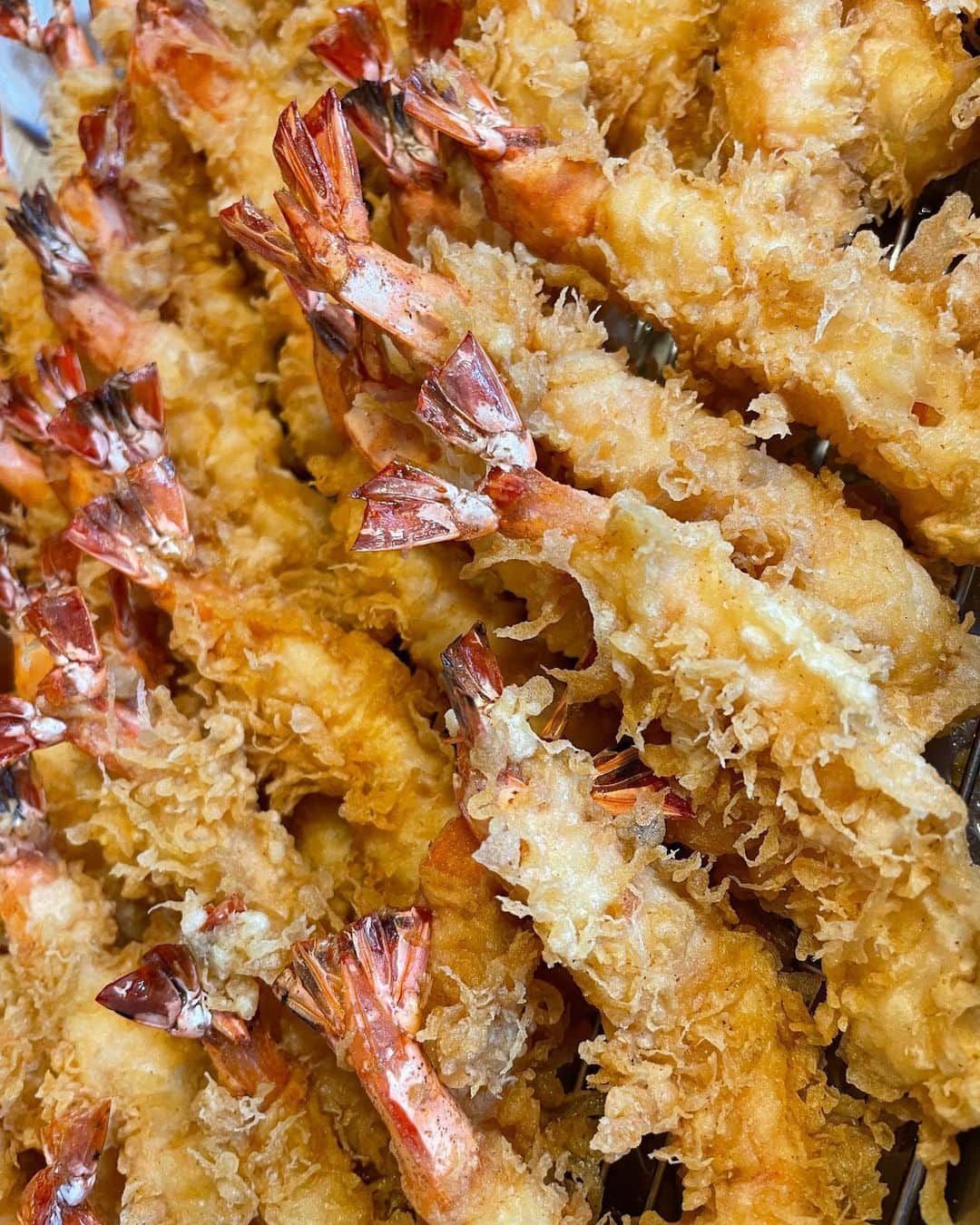 落合モトキのインスタグラム：「お待たせしました 海老、かき揚げ、、 #コレがこーなってこー 年越し蕎麦になる。 来年もよろしくお願いします。」