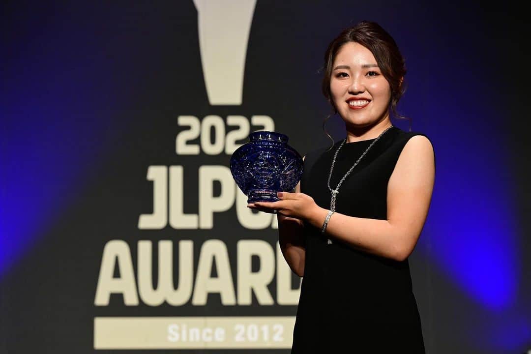 古江彩佳のインスタグラム：「2022年も沢山の応援ありがとうございました😊  今年は、日本ツアーに加え海外ツアーにも挑戦することができました。 日本でも海外でもプレーすることができてとても幸せです✨  今年の最後には「JLPGAアワード2022」に出席させていただきました。 「JLPGA輝き賞」を受賞することができてとても嬉しかったです！　  いつも応援してくださっているファンの皆様やスポンサー様をはじめとする多くの方々のサポートにより、今年も全力で突き進むことができました。 ありがとうございました 来年も感謝の気持ちを忘れずに、さらに成長できるように頑張ります‼️ #2022 #lpga  #jlpga」