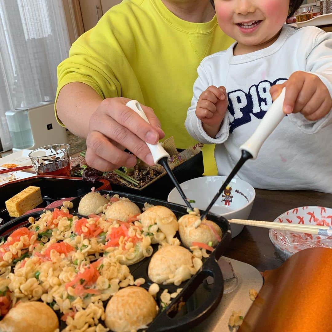花原緑のインスタグラム：「/ 大晦日。 主人の実家へ年末のご挨拶 #たこ焼き焼いたよ #これは楽しいね #今年もありがとうございました」