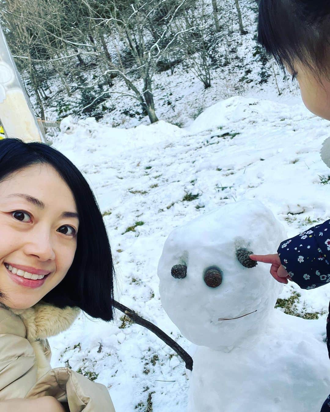 肘井美佳のインスタグラム：「Thank you and good bye 2022！  2022が終わろうとしています…  今年は3ヶ月入院の末第2子が生まれバタバタしていたらあっという間に今日になりました。  毎日体力と自分の器の小ささとの戦いでしたが、大晦日の今は一息ついてしみじみと幸せを感じております。  来年も笑顔で締めくくれるように1日1日サバイバル精神で頑張っていきたいと思います。  今年1年も本当にありがとうございました。 皆さま健やかに新年をお迎えくださいませ。  押忍！  #theendof2022  #snowman  #雪だるまつぼっくり #ゆく年くる年 #来年はもっと更新したい！ #押忍！」