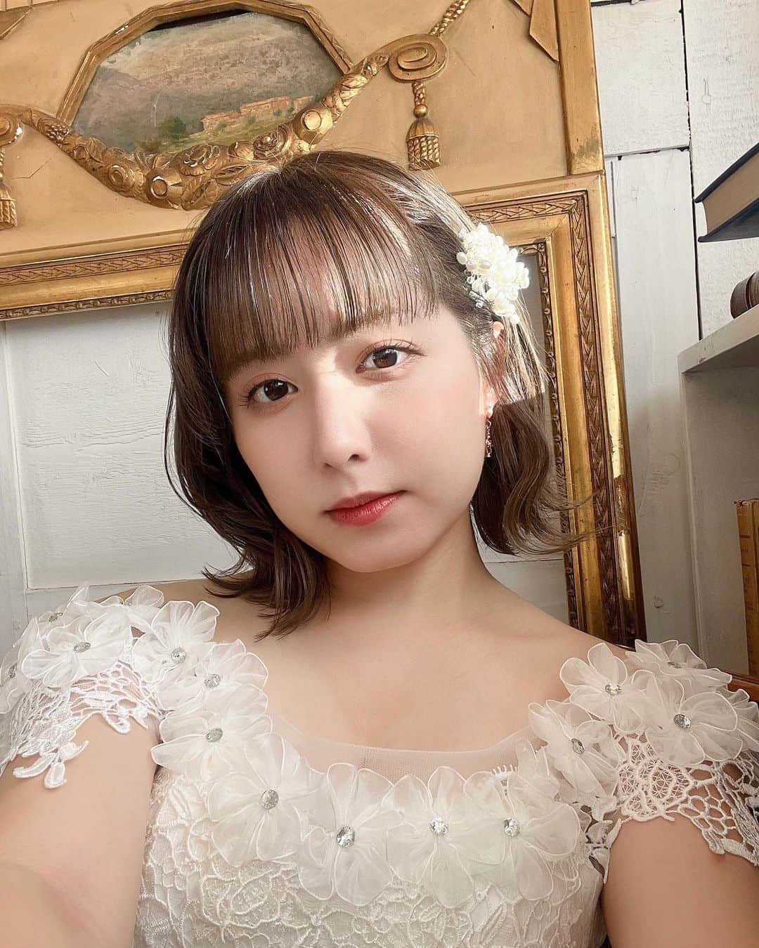 前田美里のインスタグラム：「今年も1年お世話になりました。  今年もいろんなことに挑戦し、念願の写真集出版やバラエティのお仕事など  いままでやりたかった事を一つ一つ叶えることができた1年でした。  来年も新しいことにたくさん挑戦していきたいと思います。  良いお年を。！ . . #2022年 #ウェディングドレス #モデル #撮影会 #ドレス  #ショート #make #イエベ #自撮り #ファインダー越しの私の世界 #被写体 #写真好きな人と繋がりたい  #セルフィー #写真 #ヲタク #櫻坂46 #日向坂46 #フォロー #フォロワー募集中  #グラビア #japanesegirl #follow #followme #좋아요 #팔로우미 #팔로미 #오오티디 #gravure #wedding #selfie」