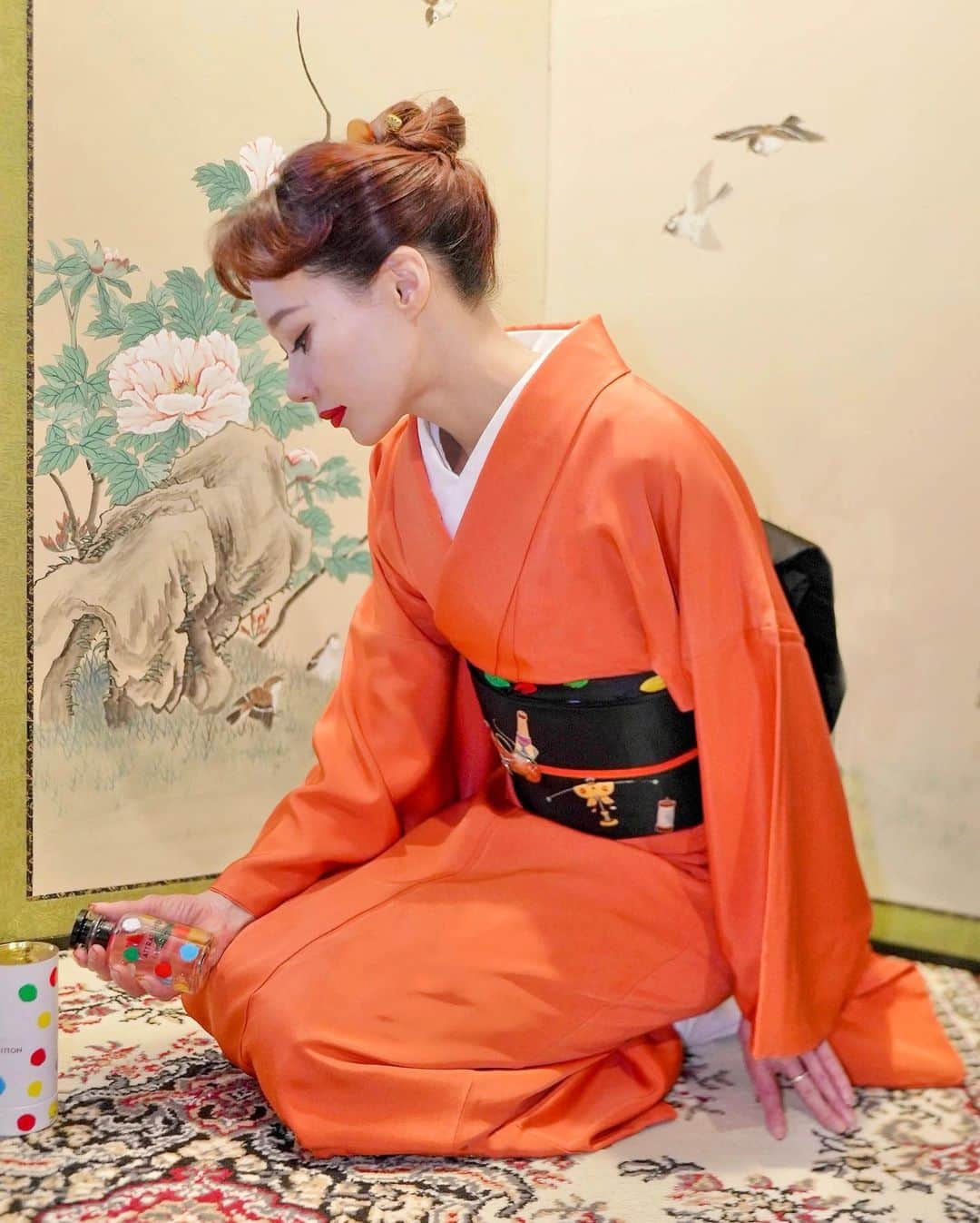 のインスタグラム：「皆様、本年も大変お世話になりました🙇🏻‍♀️ 今年はYouTubeを始めてみたり、久々に海外にDJしに行ったり、妹の結婚式があったり、沢山の楽しい経験や出会いがありました。良い一年を過ごせて皆様に感謝です🫶🏻  来年もよろしくお願い致します🐰❤️ 皆様良いお年をお迎えください🎍  今年最後の着物は草間彌生さんと、ルイヴィトンさんのコラボレーションコレクションのスカーフをいただいたので、帯揚げにしたコーデ👘🔴🟡🟢⚪️ 柄の大きさのバランスが帯揚げにちょうど良い🫶🏻 帯揚げがメインのコーデなので、色無地に黒繻子の刺繍の名古屋帯にしました。帯留めは瑪瑙で出来た海老🦐 草間さんコラボの香水のボトルもドットになっていて、とっても可愛い☺️  Thank you for all your support throughout the year🙇🏻‍♀️ I wish you all the best in the new year🐰❤️  I received a beautiful scarf from Yayoi Kusama and Louis Vuitton's collaboration collection, so I use it as an obiage 👘🔴🟡🟢⚪️. The balance of the size of the pattern is just perfect for obiage💯thanx🫶🏻  Picture by @frontriver_marina   #LVxYayoiKusama #LVFashion @LOUISVUITTON」