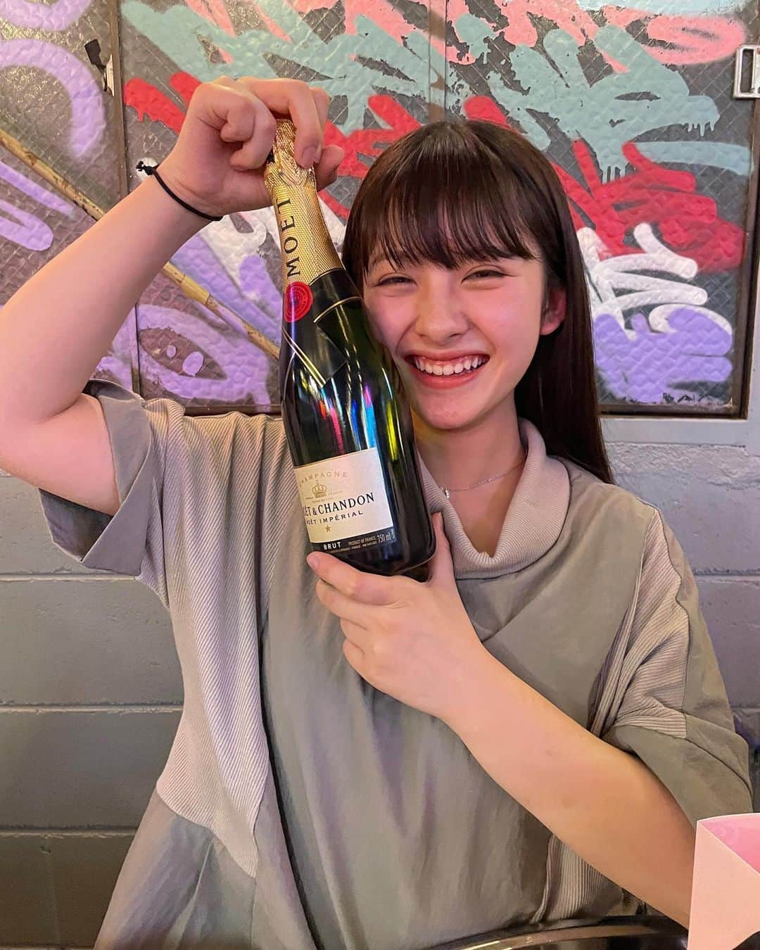 鵜川もえかのインスタグラム：「♡ 2022年♡ 今年は20歳になり、 やりたいことに少しずつ近づいた1年だったかな？と思います！！ ・ 自分の中で明確な目標ができ、 まだその目標は達成出来ていないので来年はさらに頑張りたいです！！✨ ・ そして来年はずっと出たかった2.5次元舞台アサルトリリィもあります！！ 少しずつ成長できるように頑張ります！！  今年も1年有難う御座いました。 来年もよろしくお願い致します‎‎⋆‎｡˚☆✩˚｡⋆  来年も皆さんに素敵な発表が出来ますように💜」