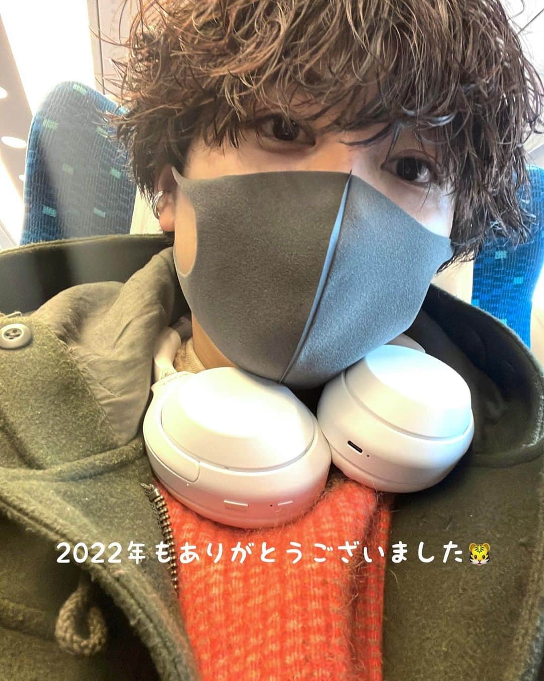 馬場健太のインスタグラム：「2022年も大変お世話になりました！  新幹線で福岡に帰りながら今年一年を振り返ってる👴🏻🎞 今年は沢山の変化があってあっという間の年だったな〜😳  2022年のカフェ関連を書きとめておきます✏️⤵︎  ・東京都港区外苑前にLATTEARTMANIAオープン ・ラテアートスクール年間受講者数1000人over ・森永乳業よりLATTEARTMANIAへのサポート契約が決定 ・新宿伊勢丹でPOPUP出店 ・横浜高島屋でPOPUP出店 ・デロンギ新製品イベントにてトップバリスタとして出演 ・UNIQLO原宿店にてUNIQLOCOFFEEとコラボラテアートイベント ・SCAJにてラテアートセミナー開催 ・読売テレビ「あさパラS」にてラテアートパフォーマンス出演  こう見るとすごくモリモリだな🤔  応援してくれてる皆の存在や人とのご縁、周りの支えがあってこそ全部実現してて、それってすごく幸せなことだなって感じてる😢🤝🏻 関わってくださってる皆様本当にありがとうございます😳！  今日は知り合いのカフェ巡って、ゆっくり実家で年越しします🍲 みんなは大晦日どうお過ごしですか？  これからもどうぞよろしくお願いします☕️  #2022年 #LATTEARTMANIA #ラテアート教室 #森永乳業 #新宿伊勢丹 #横浜高島屋 #delonghi #UNIQLO #SCAJ #読売テレビ」