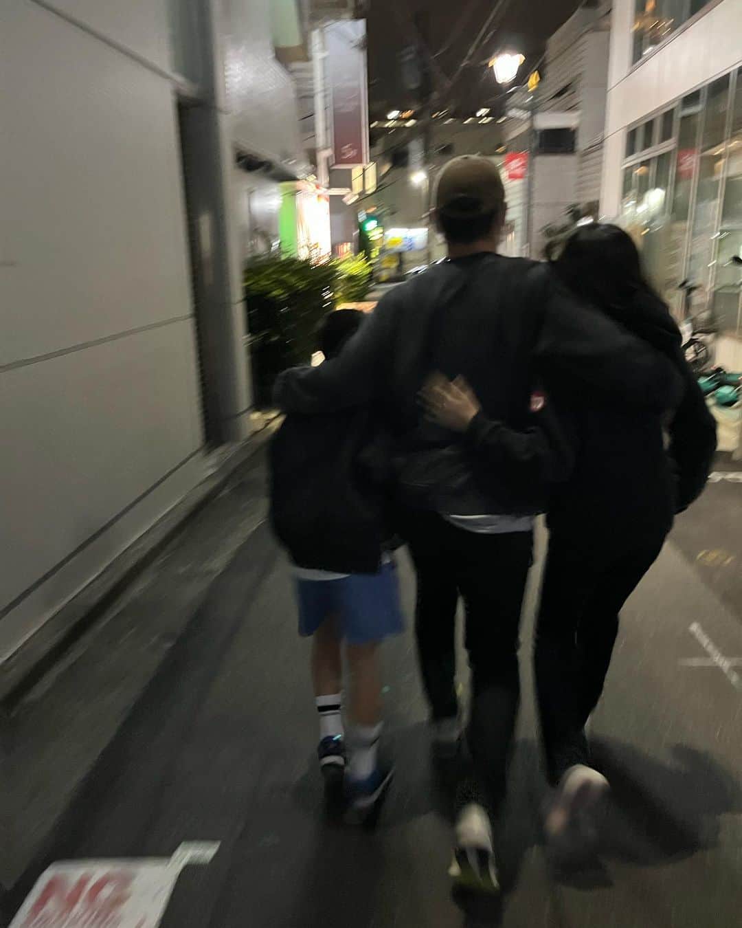青木佐知のインスタグラム：「・ ゆいまーる🤝 2022年も ありがとうございました✨ 良いお年をお迎えください☺️ #2022」