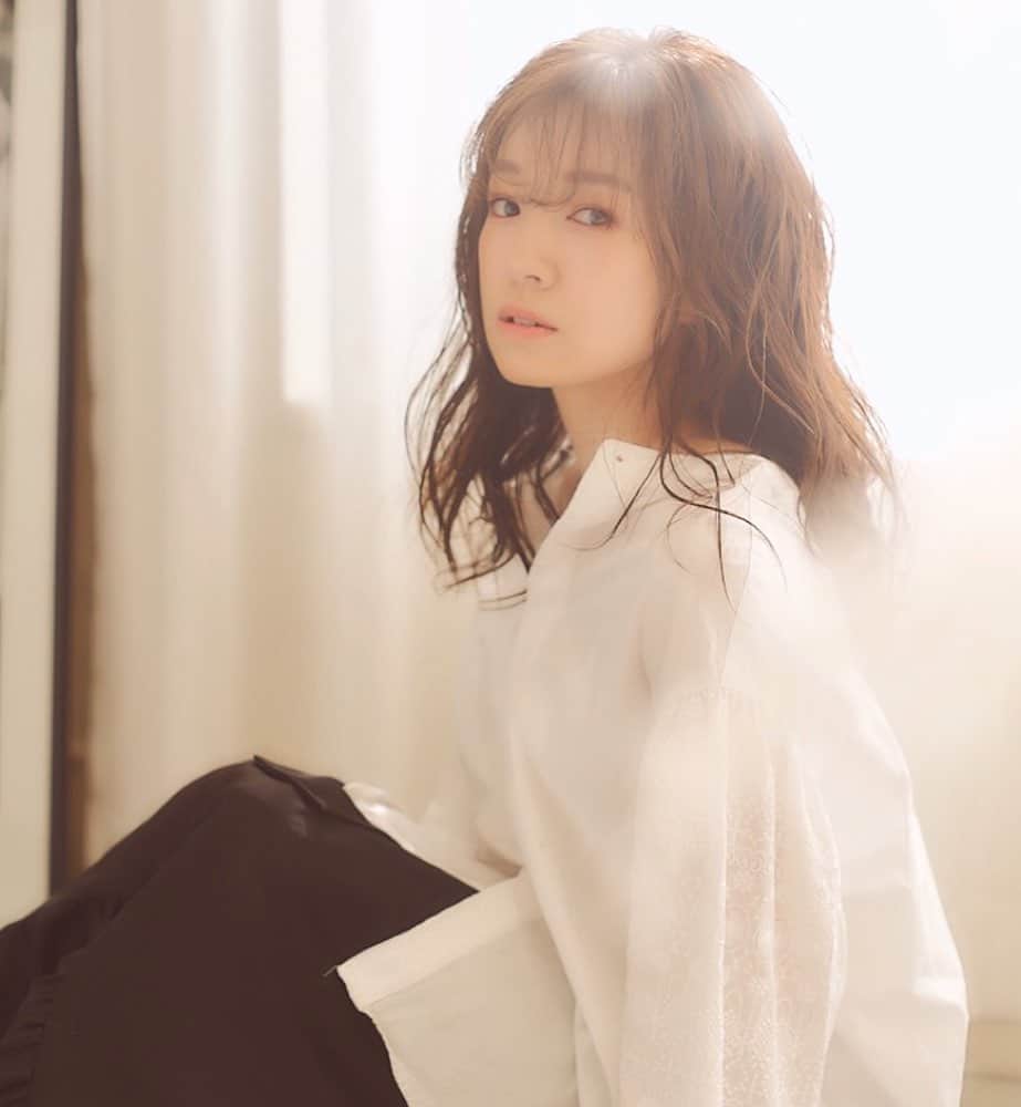のインスタグラム：「2022年も終わりますね 皆さんはどんな一年でしたか？ . 私は、子育て三昧のあっという間の一年でした👶 . 娘もとっても活発に元気にすくすくと成長中で最近は、 「ママ、きれいきれい(掃除をしている時)」「ねんね、やだ」など、2語文を喋るようになってきました🥰 . 来年は、自分にとっても活動的な年にしたいなと思っています😌 . この一年の間、贈り物をしてくれたり、メッセージを下さり応援してくださったファンの皆様、本当にありがとうございました^ ^ これからも末長〜くよろしくお願い致します😏 . それでは皆さん、良いお年をお過ごし下さい！！ . . photo📸.. @pan_kun_24  hairmake💄.. @shukushimaka   #2022年の振り返り #来年もよろしくお願いします #良いお年を #2022 #2023」