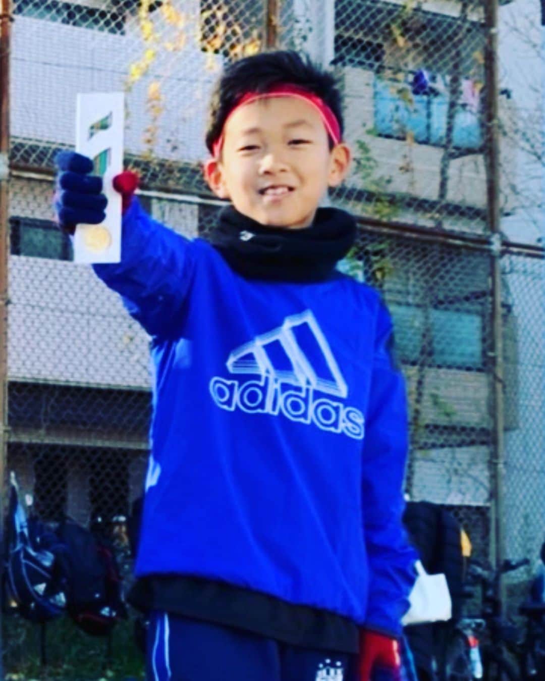 星野光正のインスタグラム：「年末の挨拶と御報告。  本年中はスポンサー様方・ファンでいてくれる皆様方のお陰で、あと数時間ですが無事新しい年を迎える事ができそうです。  本当に有り難う御座いました！  そして御報告なのですが次男・心之介の現状ですが先月末に無事医者先生の口から完治の御言葉を頂きました。  年に2〜3度の検診は必要ですが、これから元気・活発に過ごしてくれるなら嬉しい限りです。 大きな手術を乗り越え、筋力と感を取り戻す為にサッカーの練習を一緒に頑張り１つのチームでは年間MVPメダルを頂き、先日もう一つのチームで蹴り納め親子サッカーで息子のコーナーキックを僕がヘッドでゴールを決めるなど親子の連携ができた事が何より嬉しかった。  僕はTVで見るスポーツ選手から良く感動を頂いているのですが、今年は心が挫けそうな時・弱気になりそうな時1番心を支えてくれて感動をくれたスポーツ選手はメッシでもなくエムバペでもなく星野心之介という小さなサッカー選手でした。  息子に応援の言葉を頂いた全ての皆様、本当に有り難う御座いました！  重ねて、スポンサー様方・ファンでいてくれる皆様方、僕のみならず息子にも応援の声をよせて頂き本当に有り難う御座いました！  喪中の方は失礼致しますが、皆様良いお年をお迎えください。m(_ _)m  それでは残り数時間MAX梅田店にて年越し蕎麦をご用意して待っております！ (￣^￣)ゞ  星野　光正  #星野光正 #プロダーツプレイヤー #ダーツインストラクター #ダーツ #エスダーツ #エスダーツオフィシャルプレイヤー #targetsportsjapan #らいおん鍼灸整骨院 #恋川純弥 #DPL #RND #ラスティーネイル #テンフィールズファクトリー #星野光正 #星野飯 #三児のパパ #アラフォーパパ #料理好き #サッカー少年」